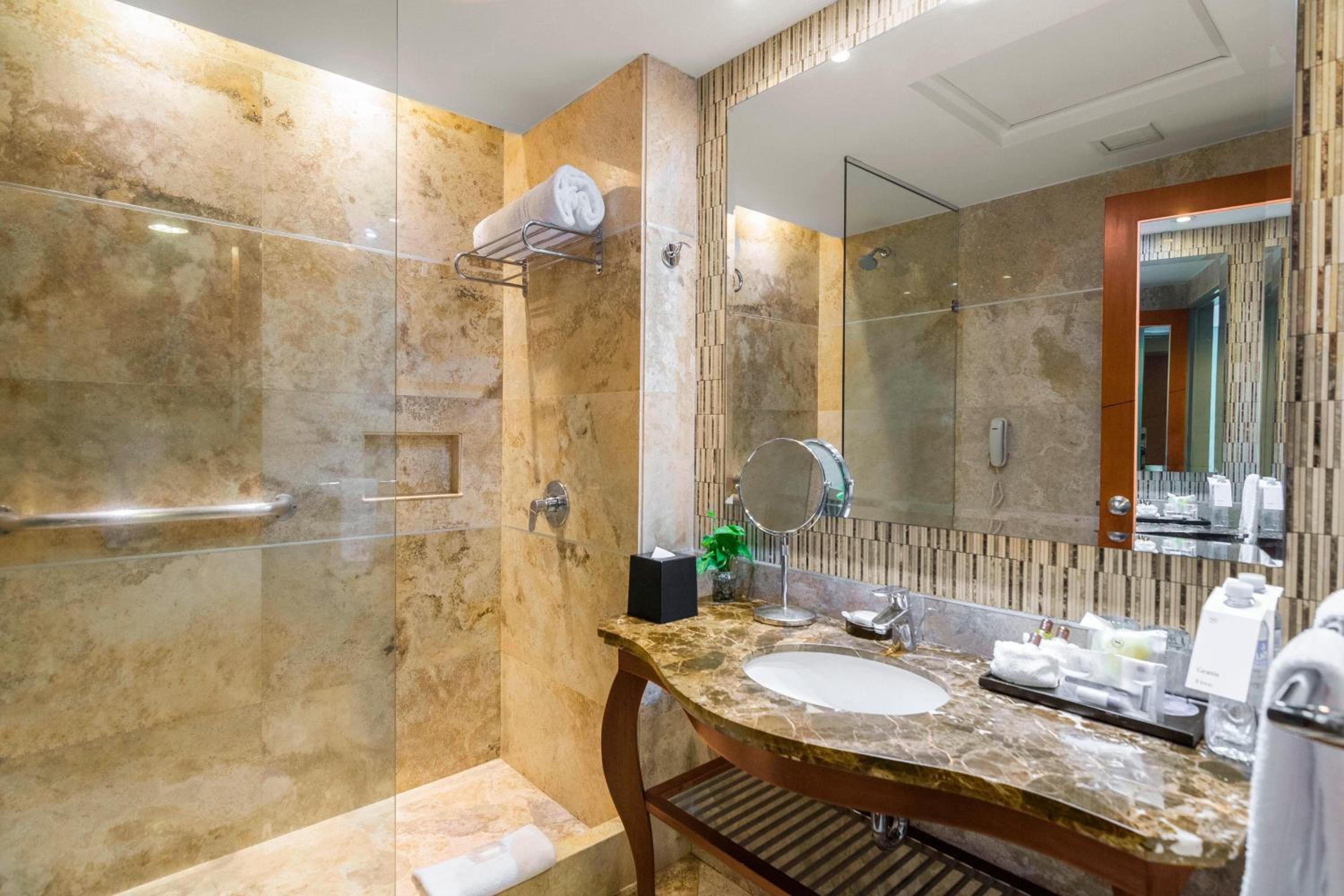 Deluxe Room with Two Double Beds - Renovated/High Floor - Photo 9