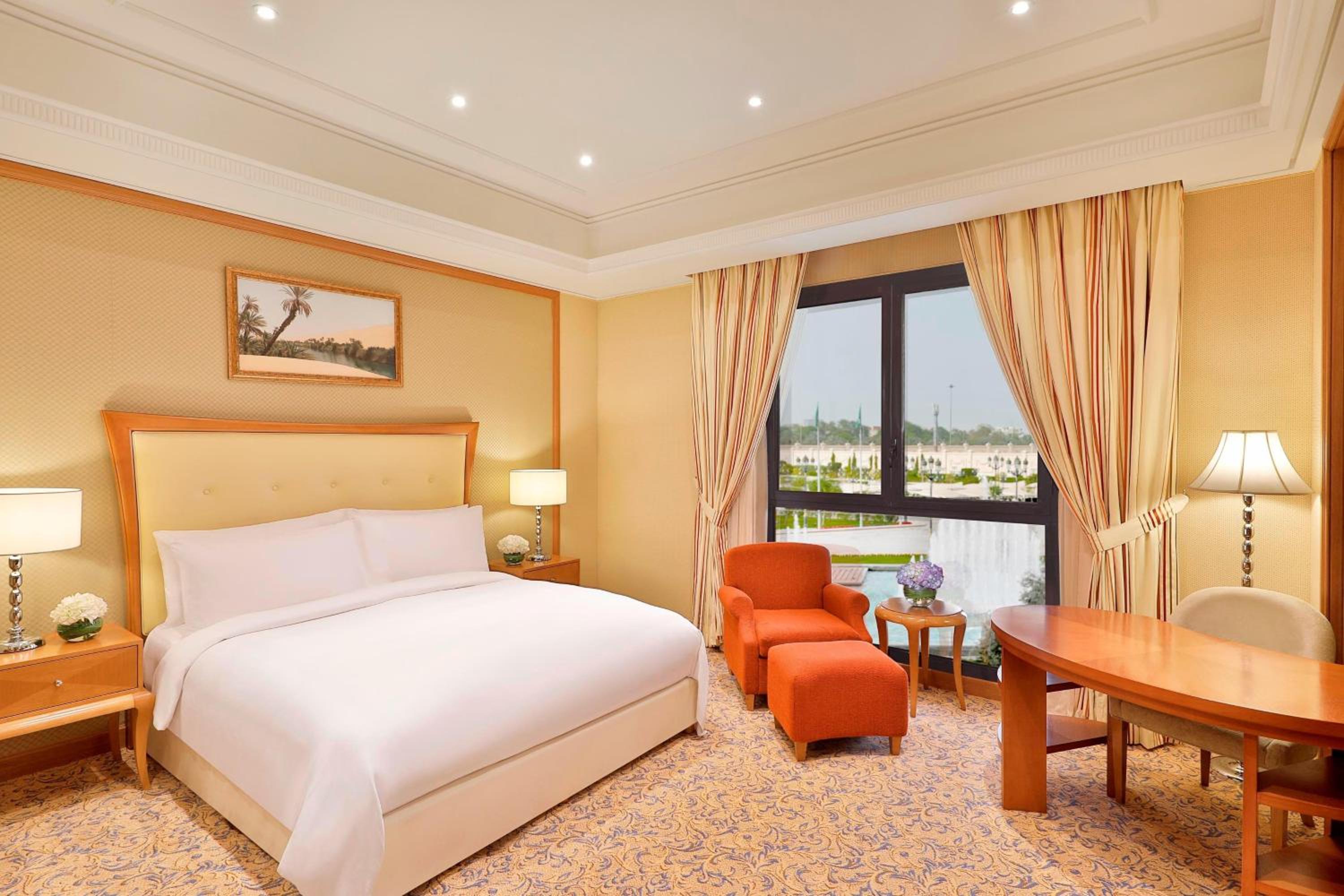 Club King Room thumbnail 5