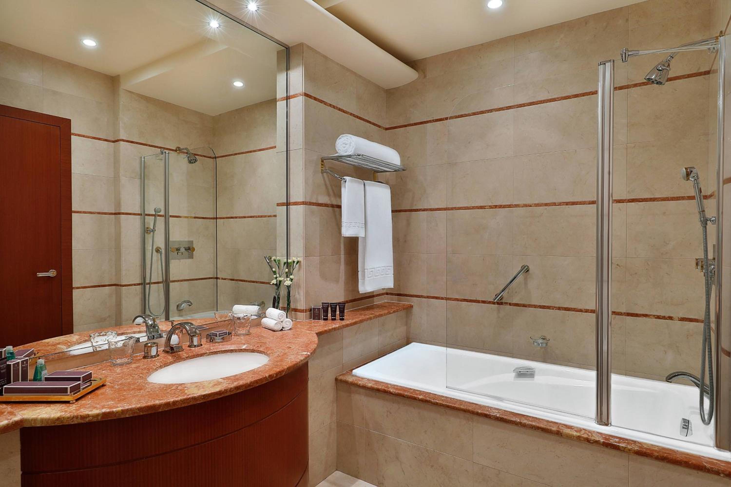 Deluxe Guest Room With Twin Beds
