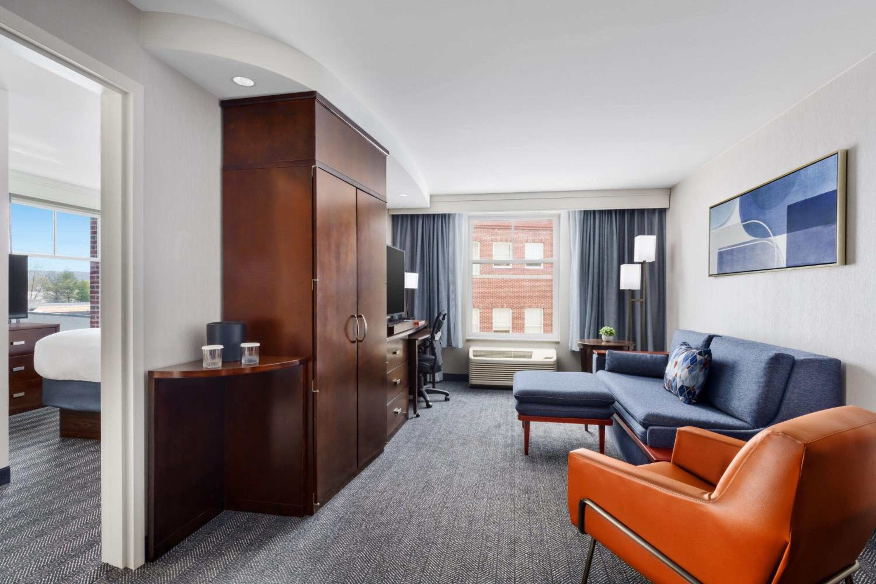 1 Bedroom 2 room Suite, 1 King, Sofa bed - Photo 7
