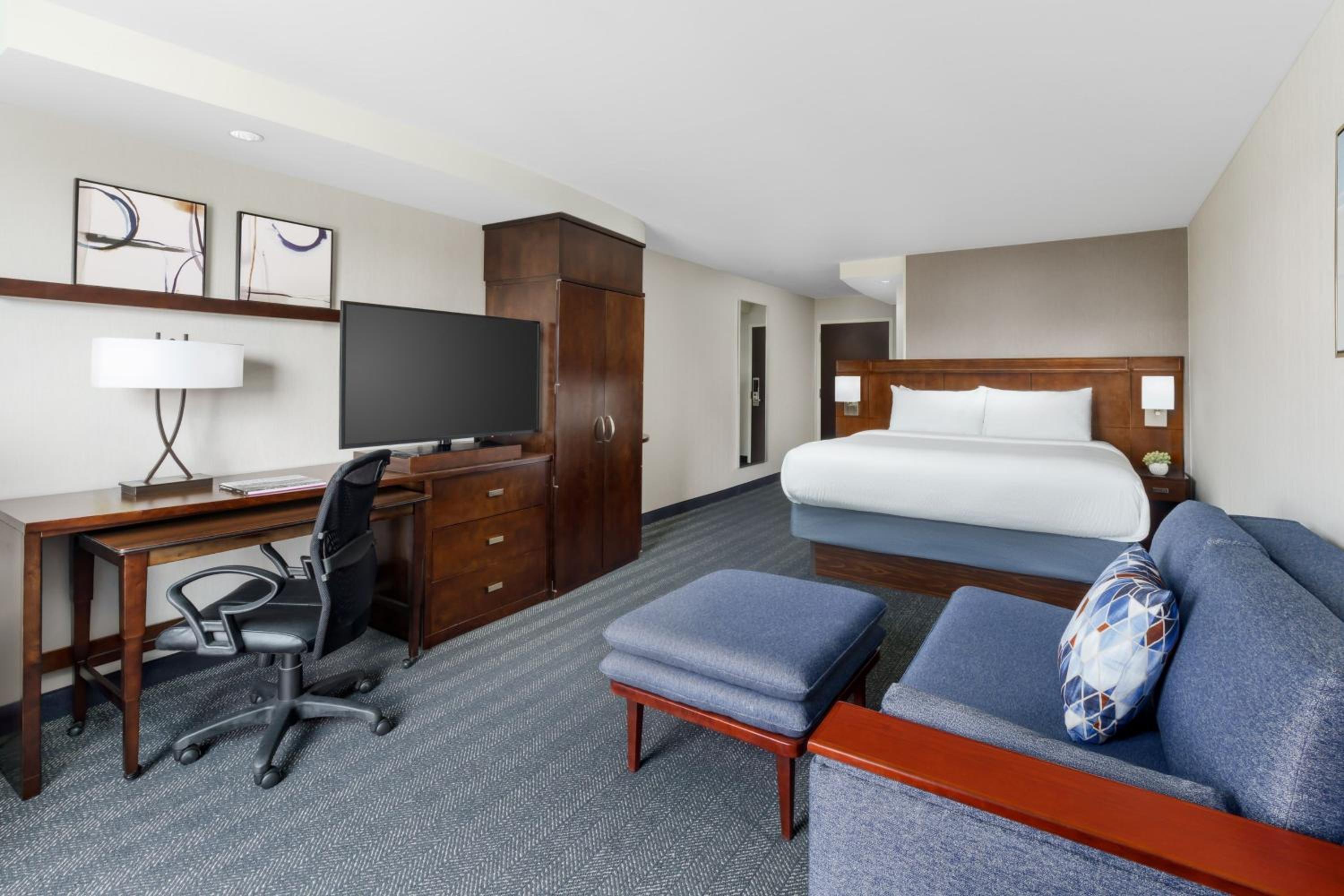 King Room with Sofa Bed - Photo 4