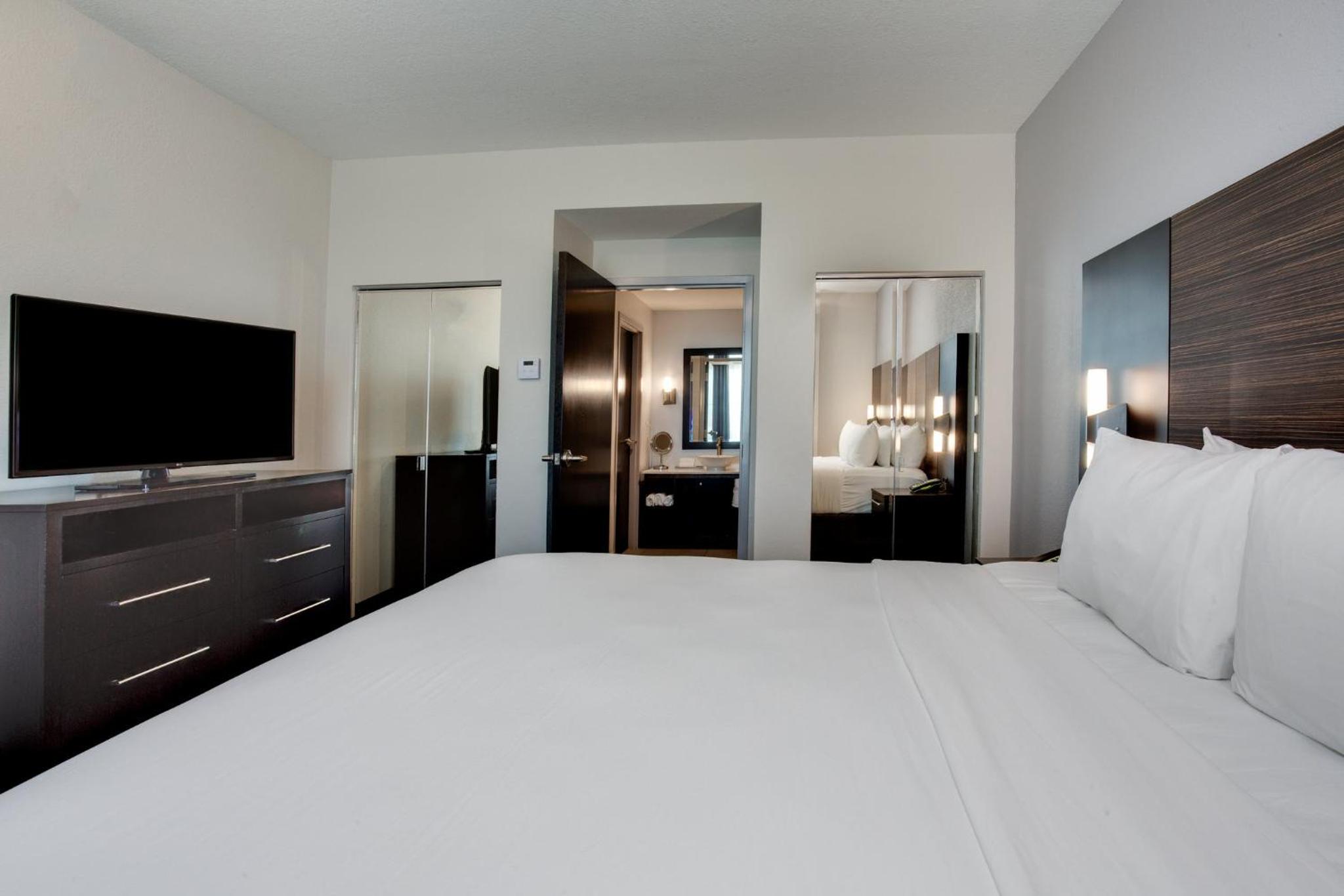 One-Bedroom Suite with Sofa Bed photo 2