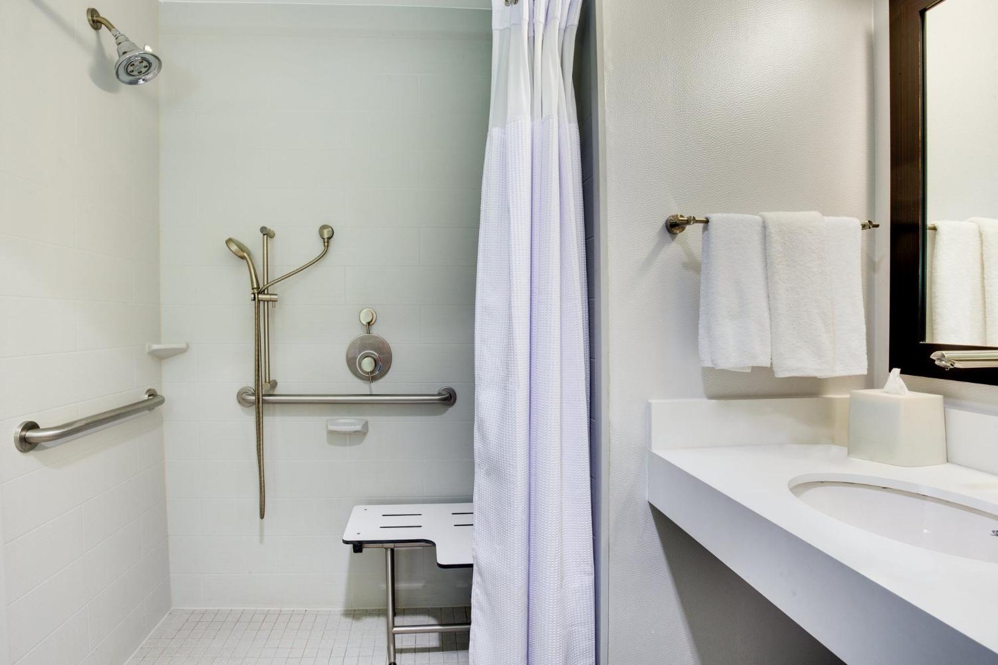 Standard Queen Room with Two Queen Beds and Mobility Accessible Tub - Photo 4