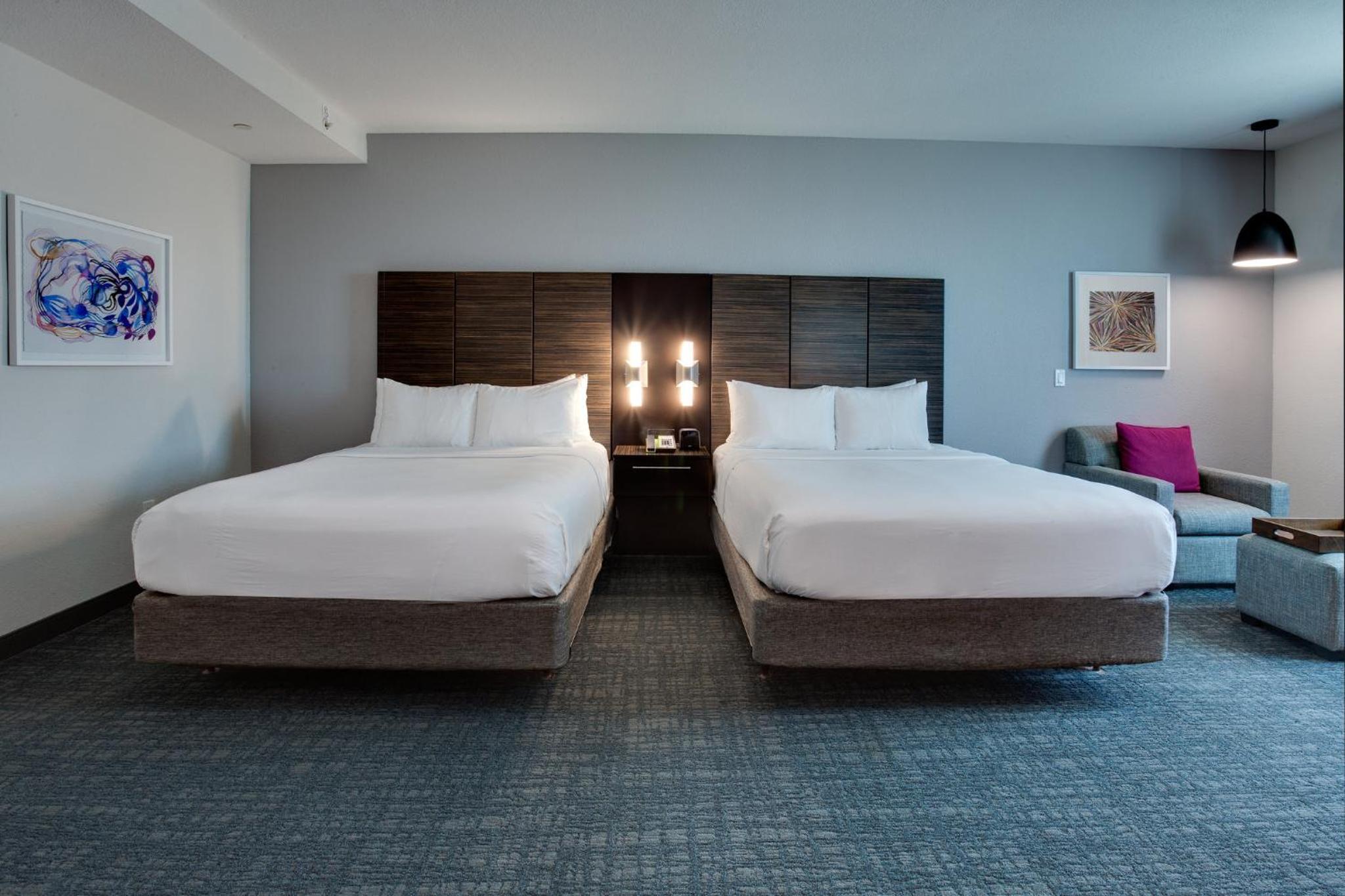 Standard Room with Two Queen Beds - Photo 5