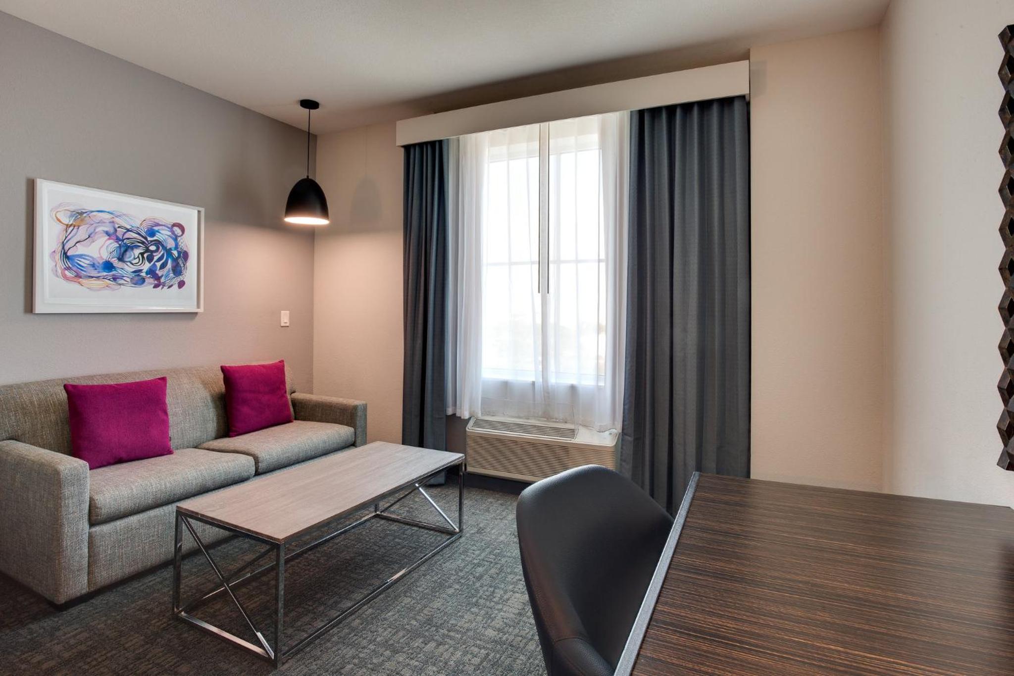 Standard Queen Room with Sofa Bed - Photo 3