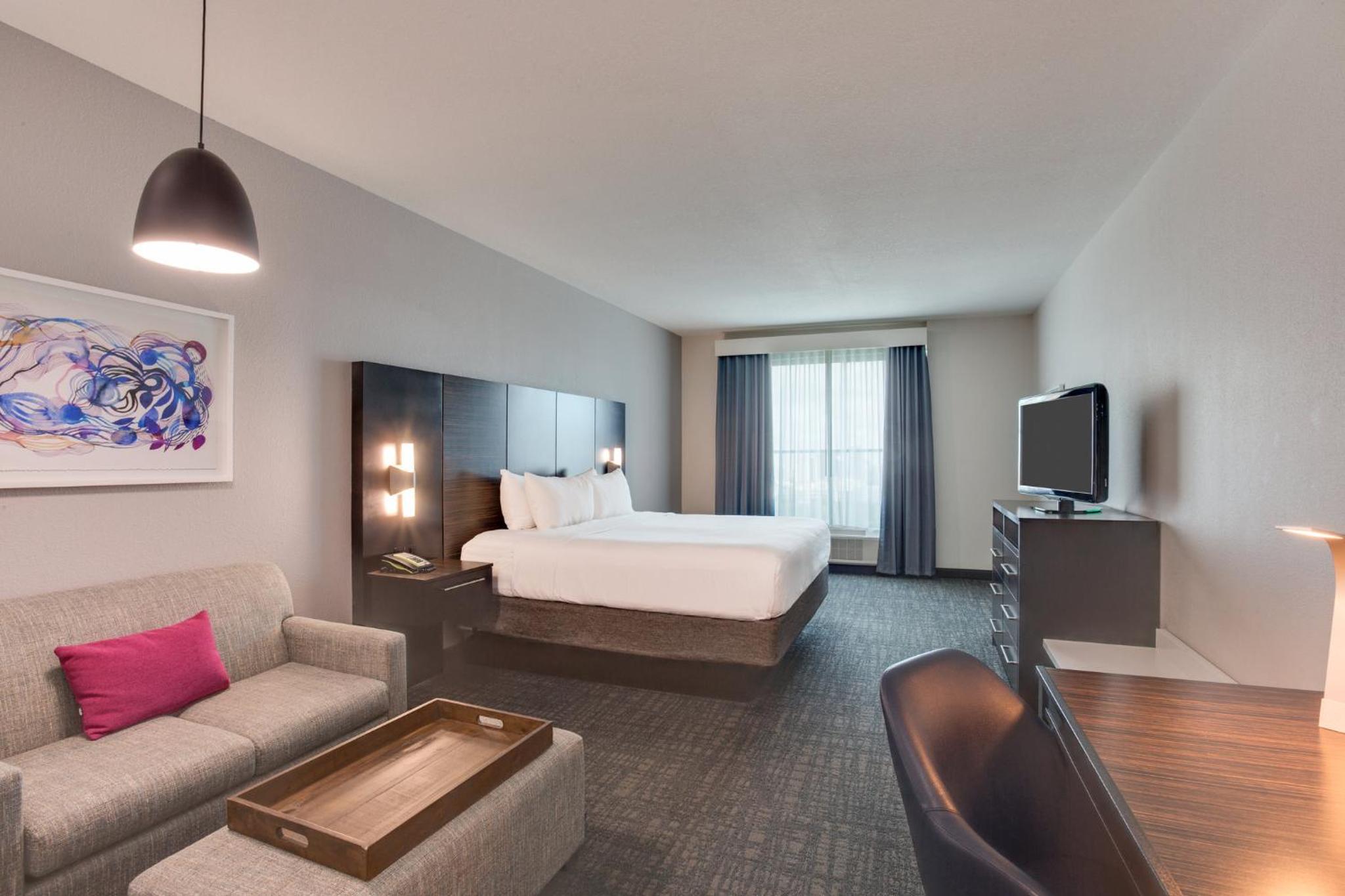Premium King Room - Photo 3