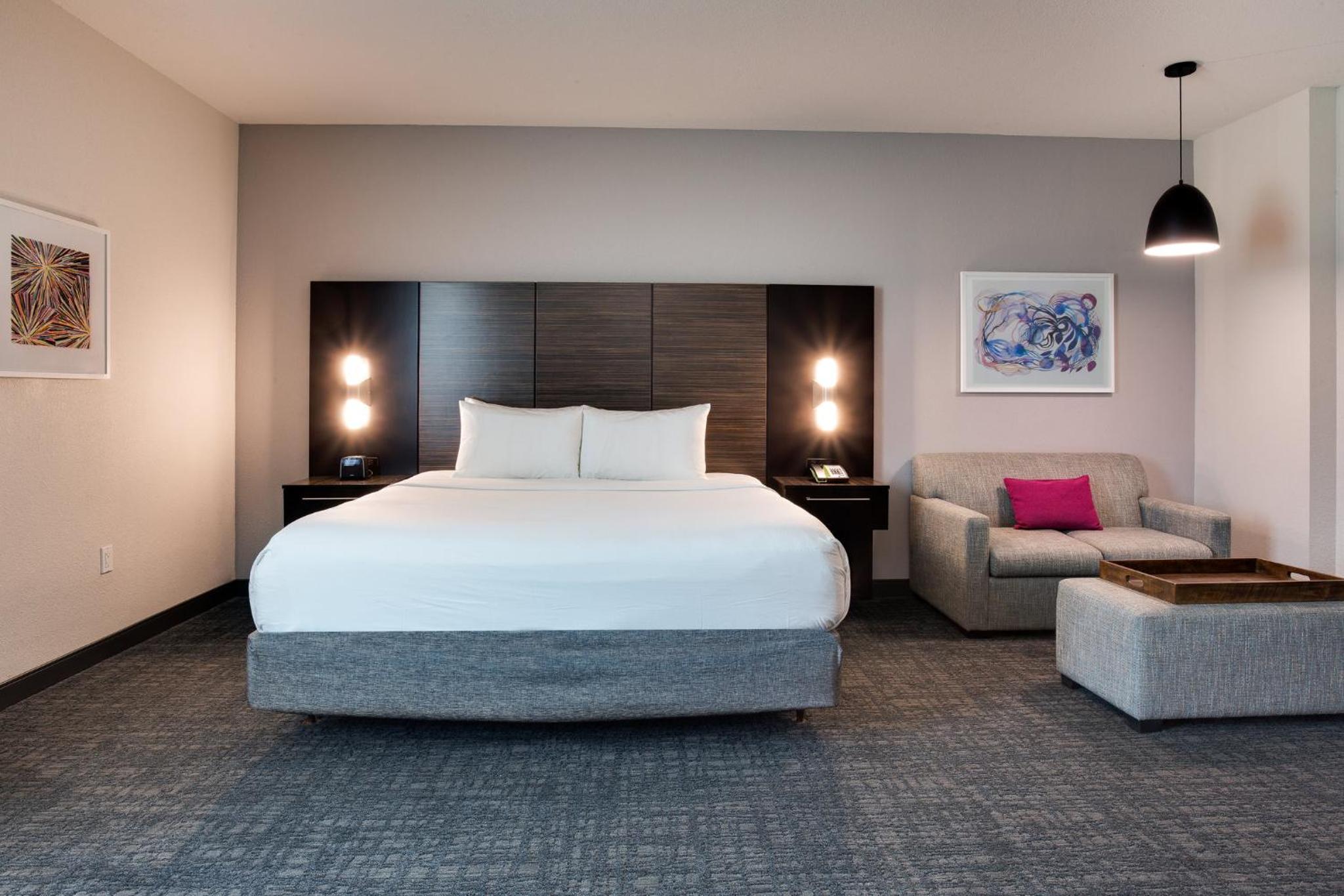 Standard King Room with Mobility Accessible Tub - Photo 2