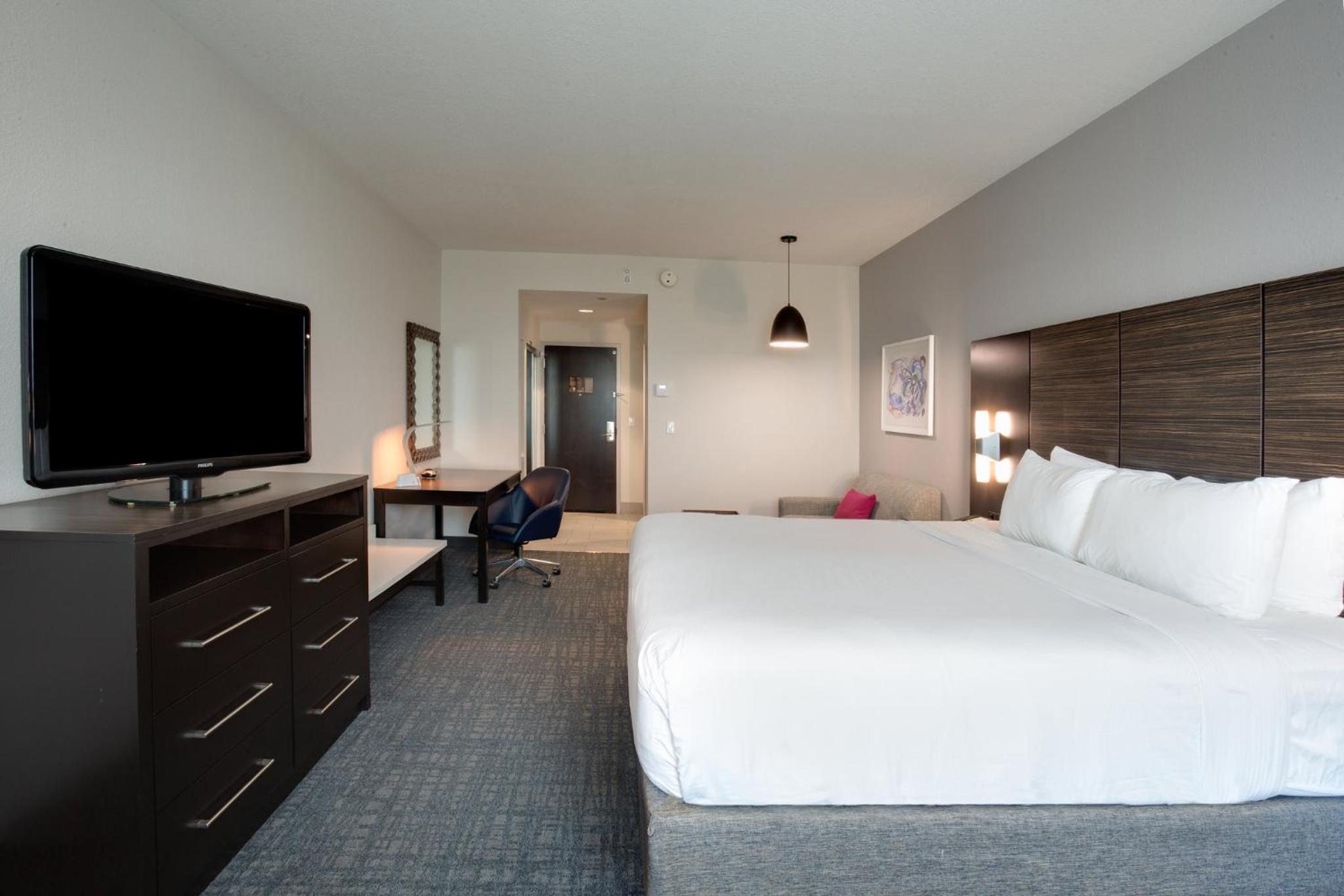 Standard King Room with Mobility Accessible Tub - Photo 1