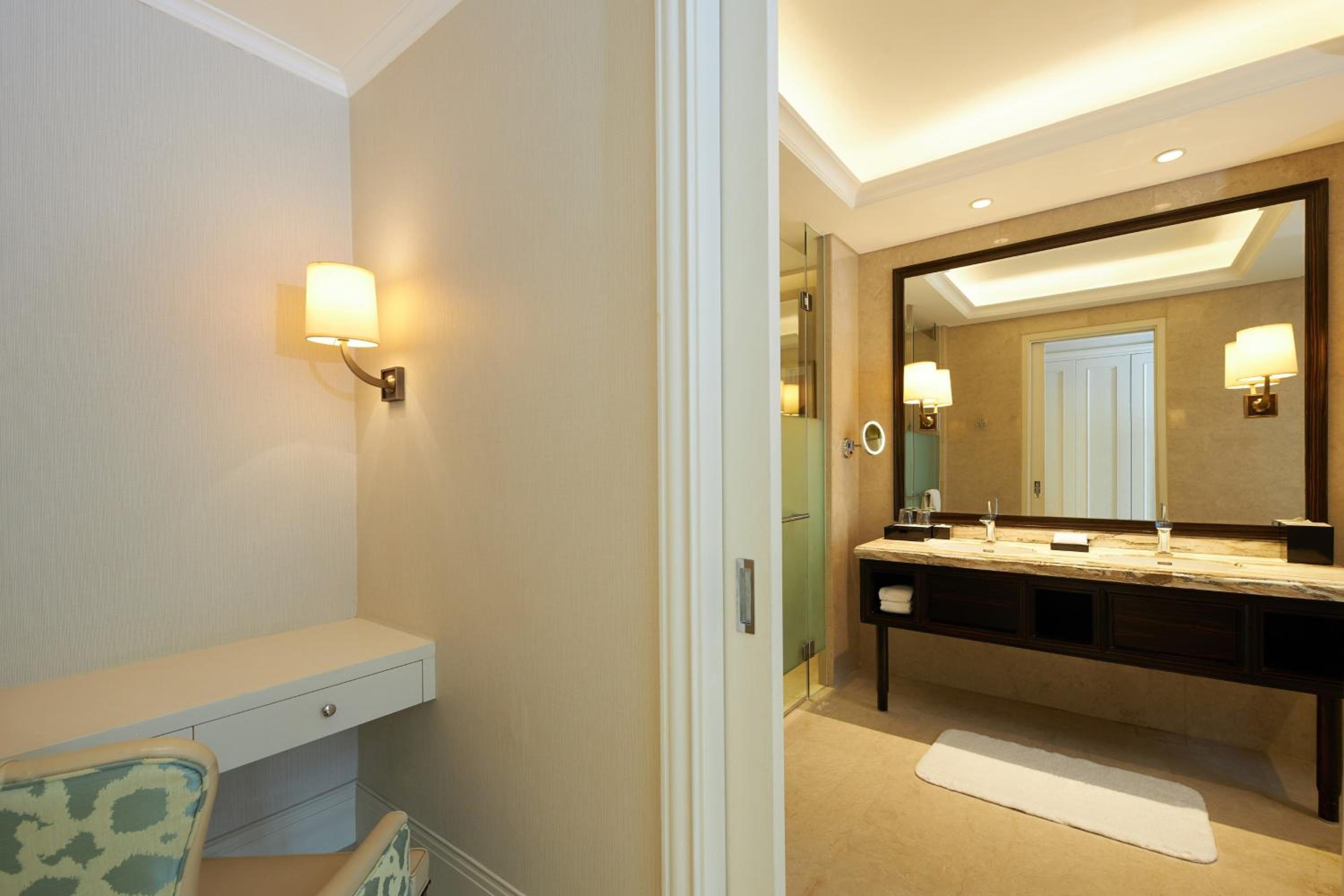 Deluxe Suite with Sea View photo 2