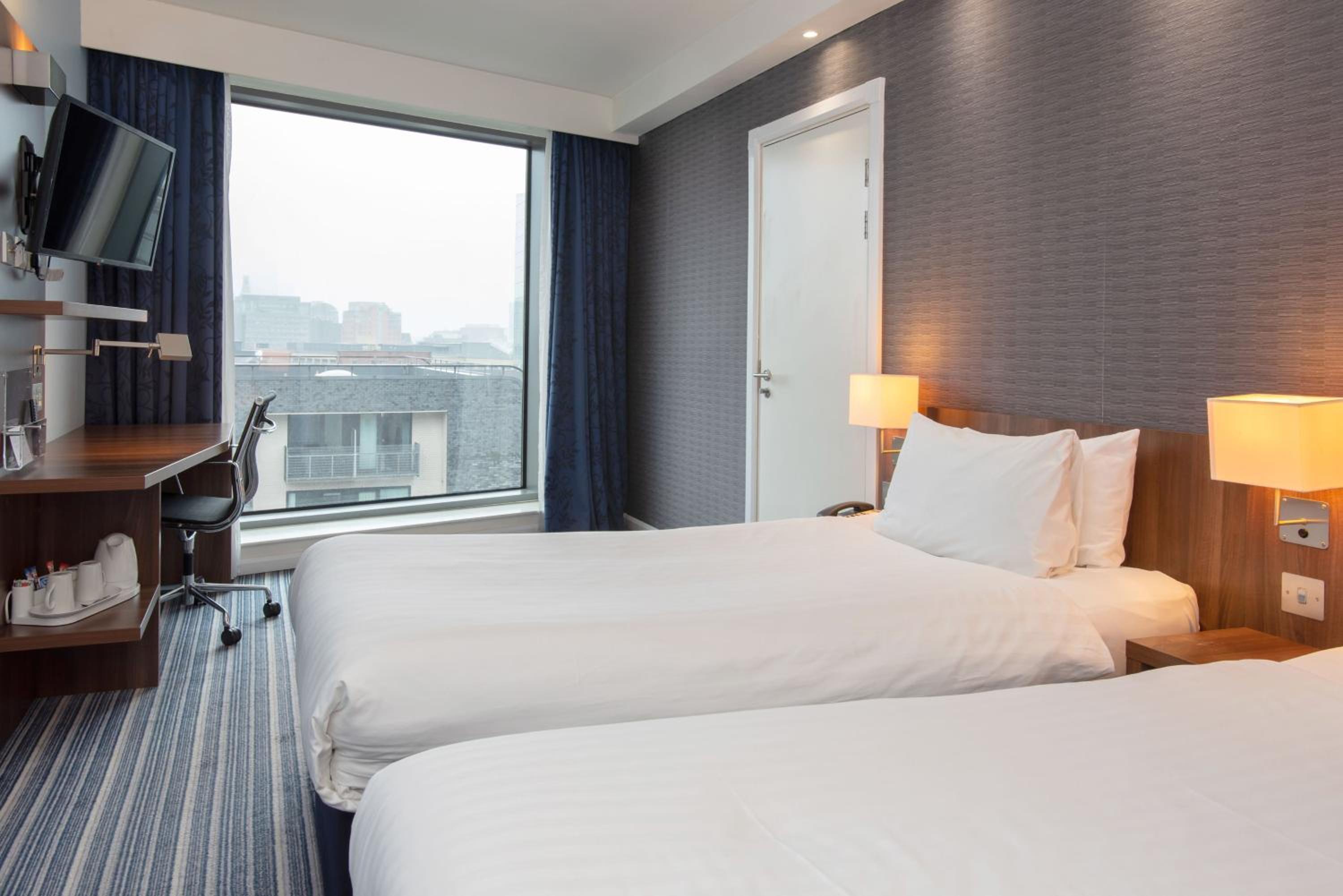 Premium Twin Room with Extra Floor Space - Free Hot Breakfast photo 2