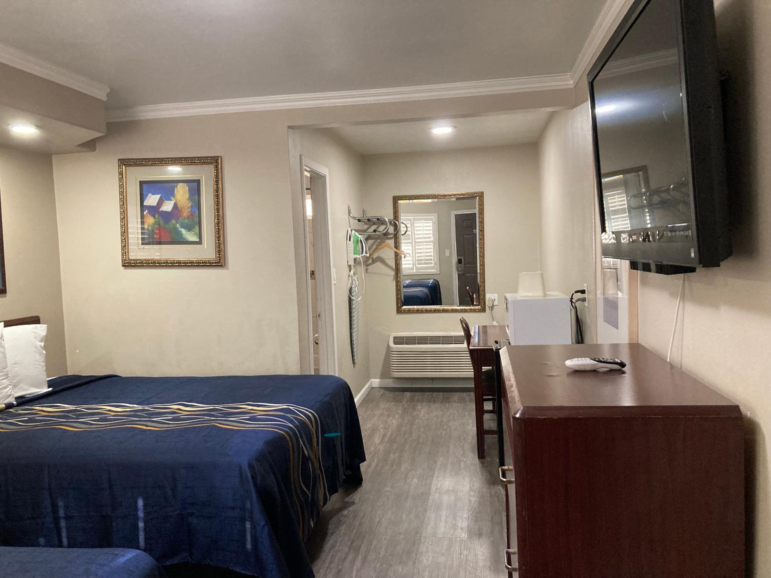 Deluxe Queen Room with Two Queen Beds - Photo 11