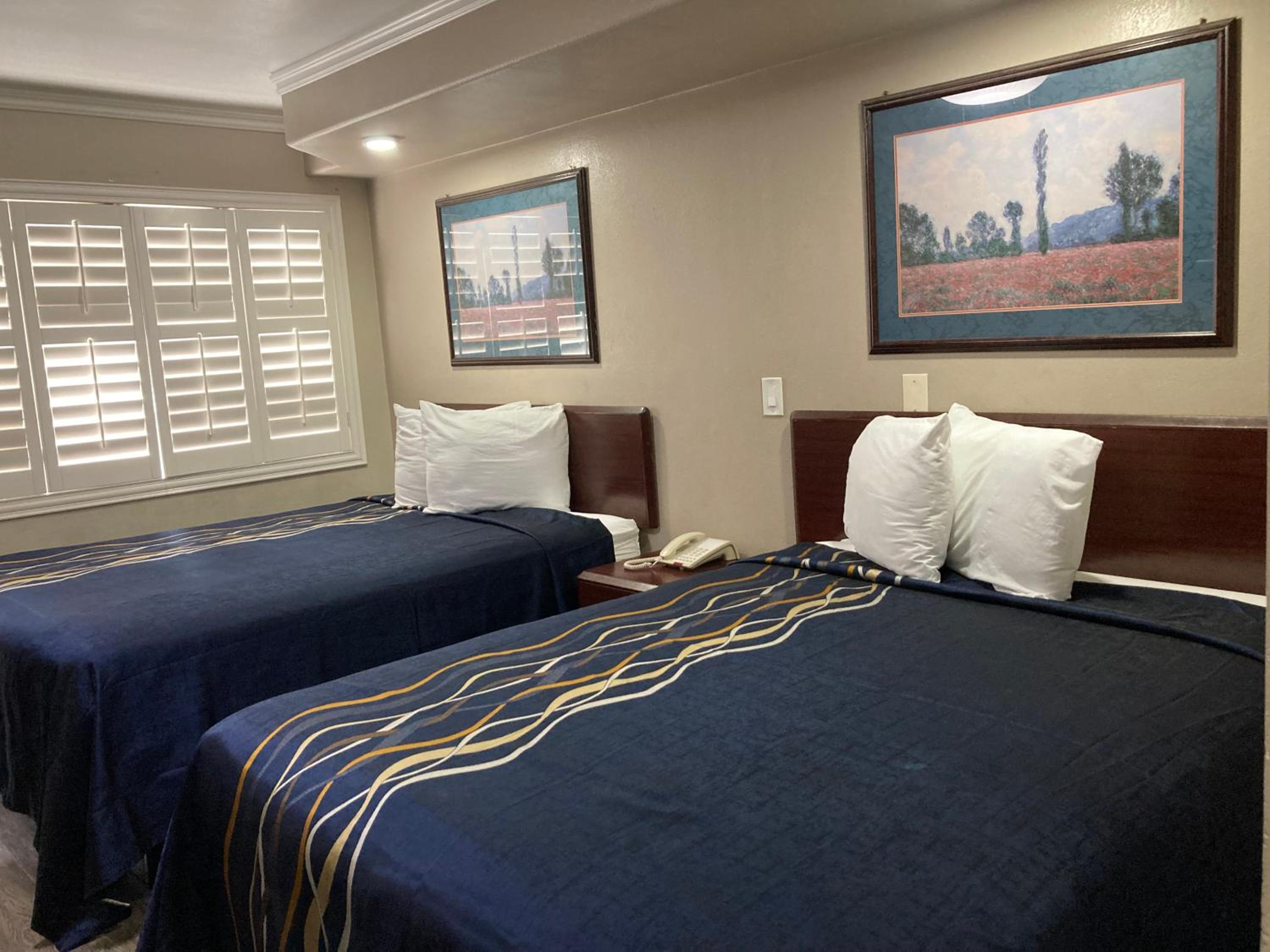Deluxe Queen Room with Two Queen Beds - Photo 12