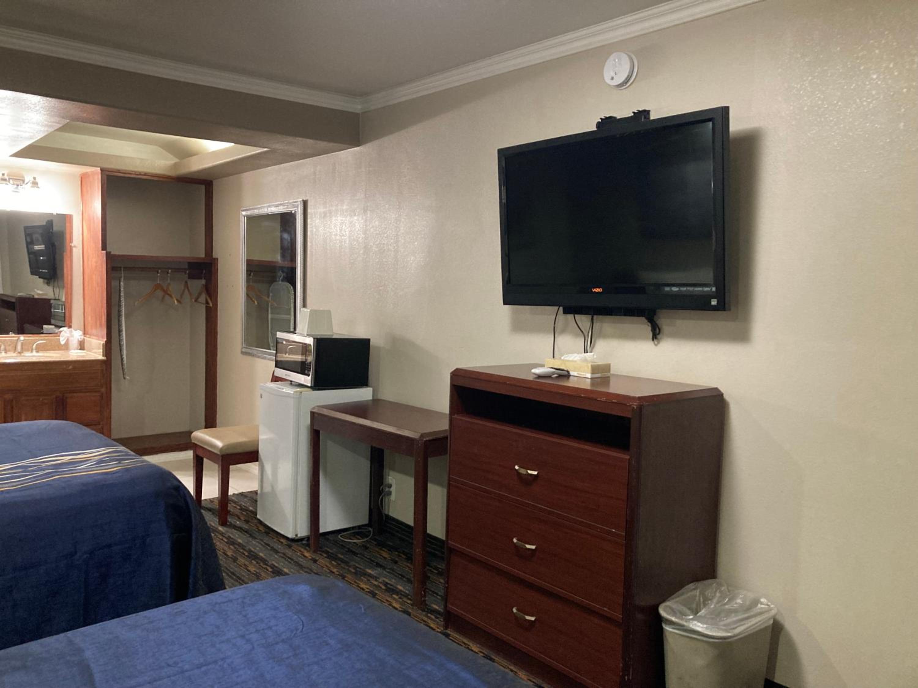 Deluxe Queen Room with Two Queen Beds - Photo 13