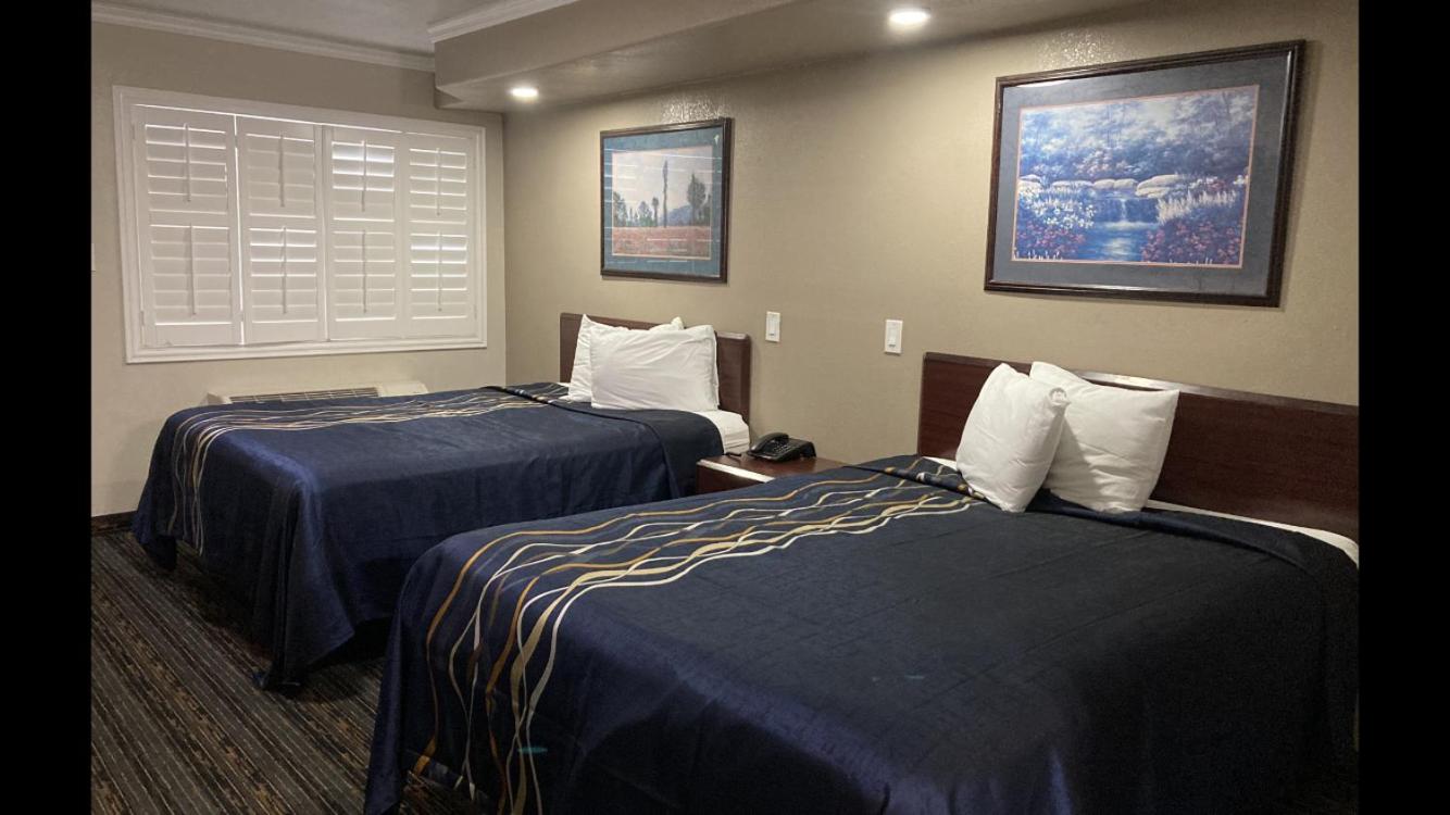 Deluxe Queen Room with Two Queen Beds - Photo 14