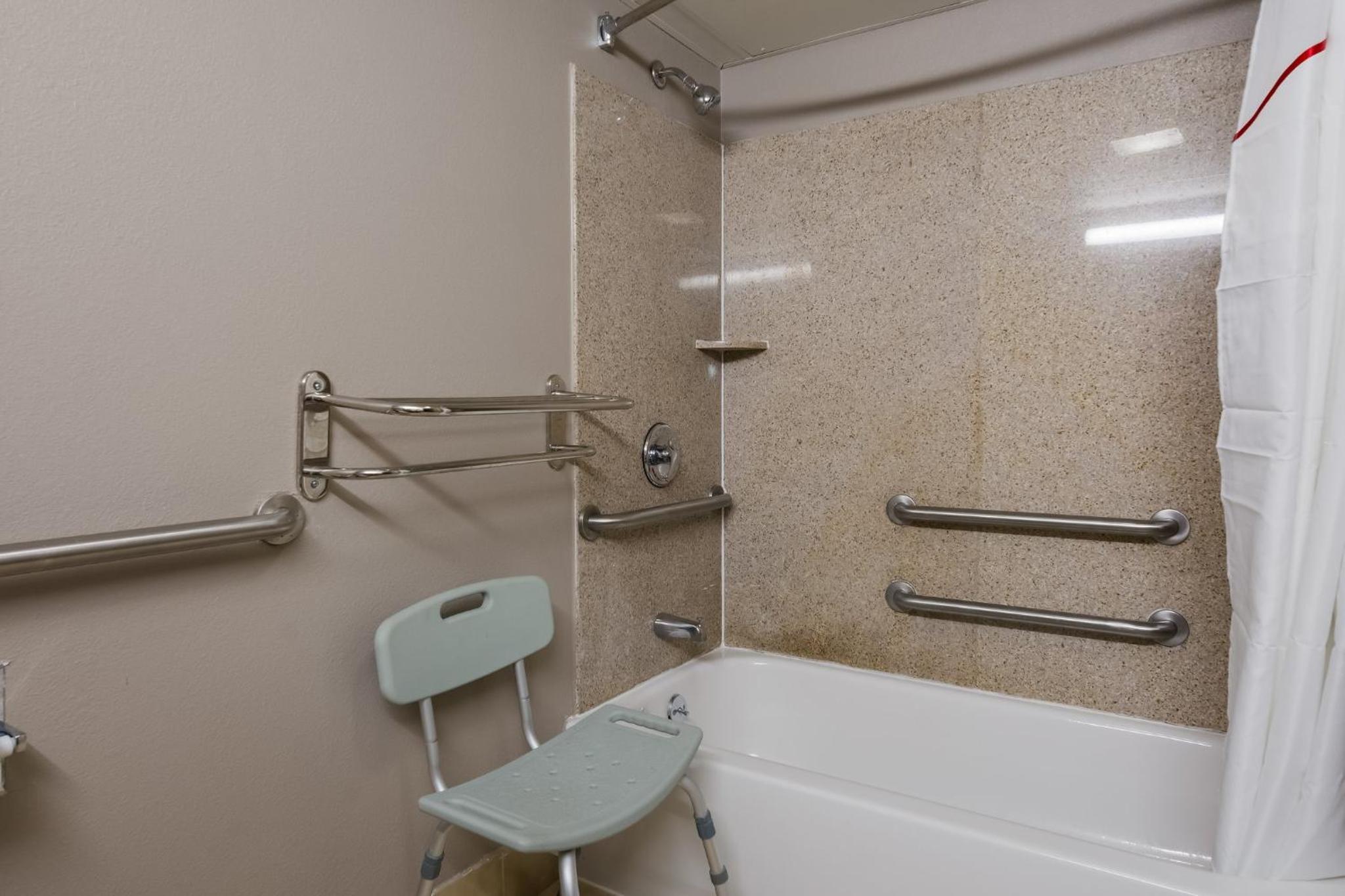 Standard King Room Disability Access Smoking - Photo 4