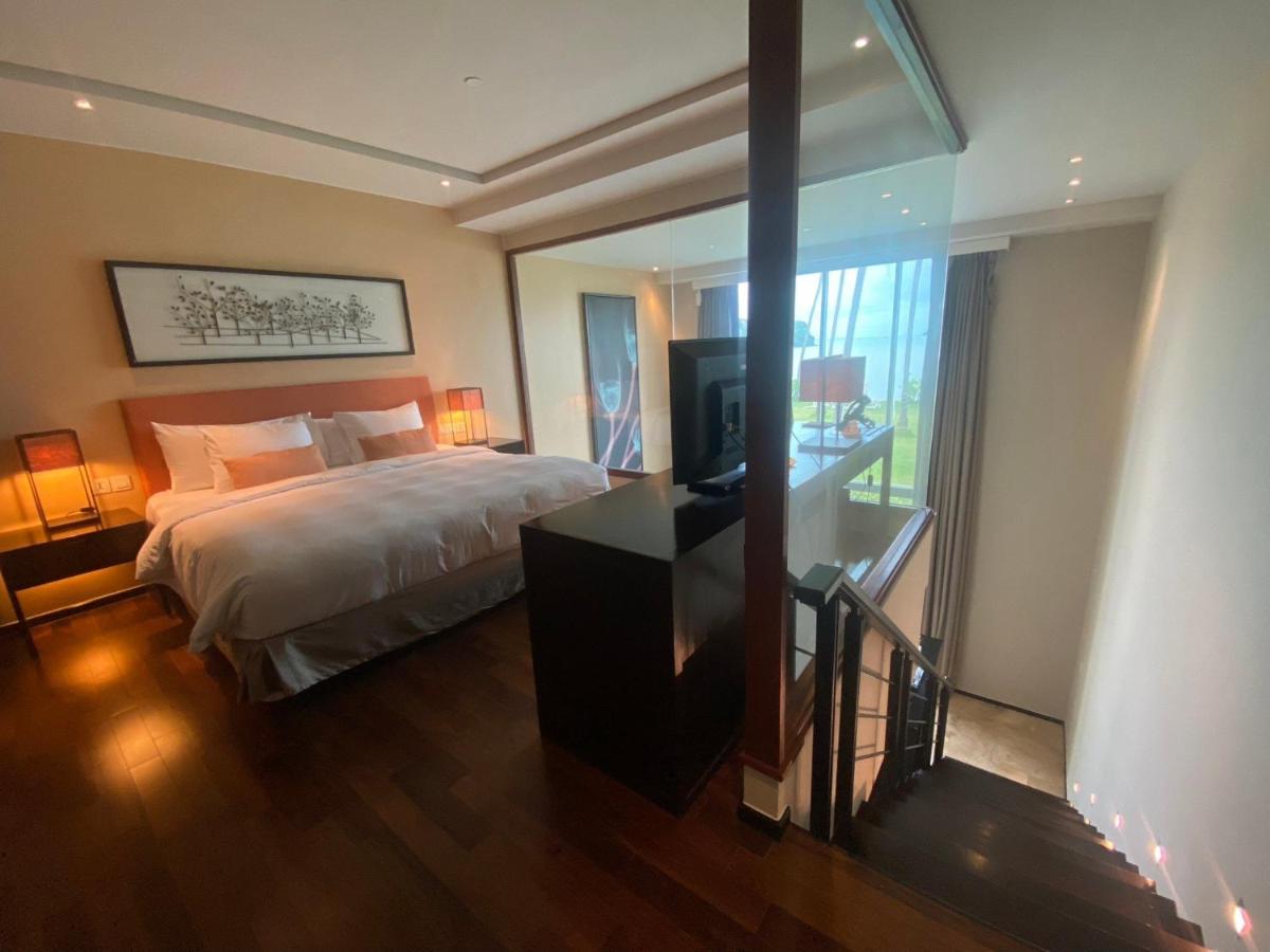One-Bedroom King Suite with Pool Access