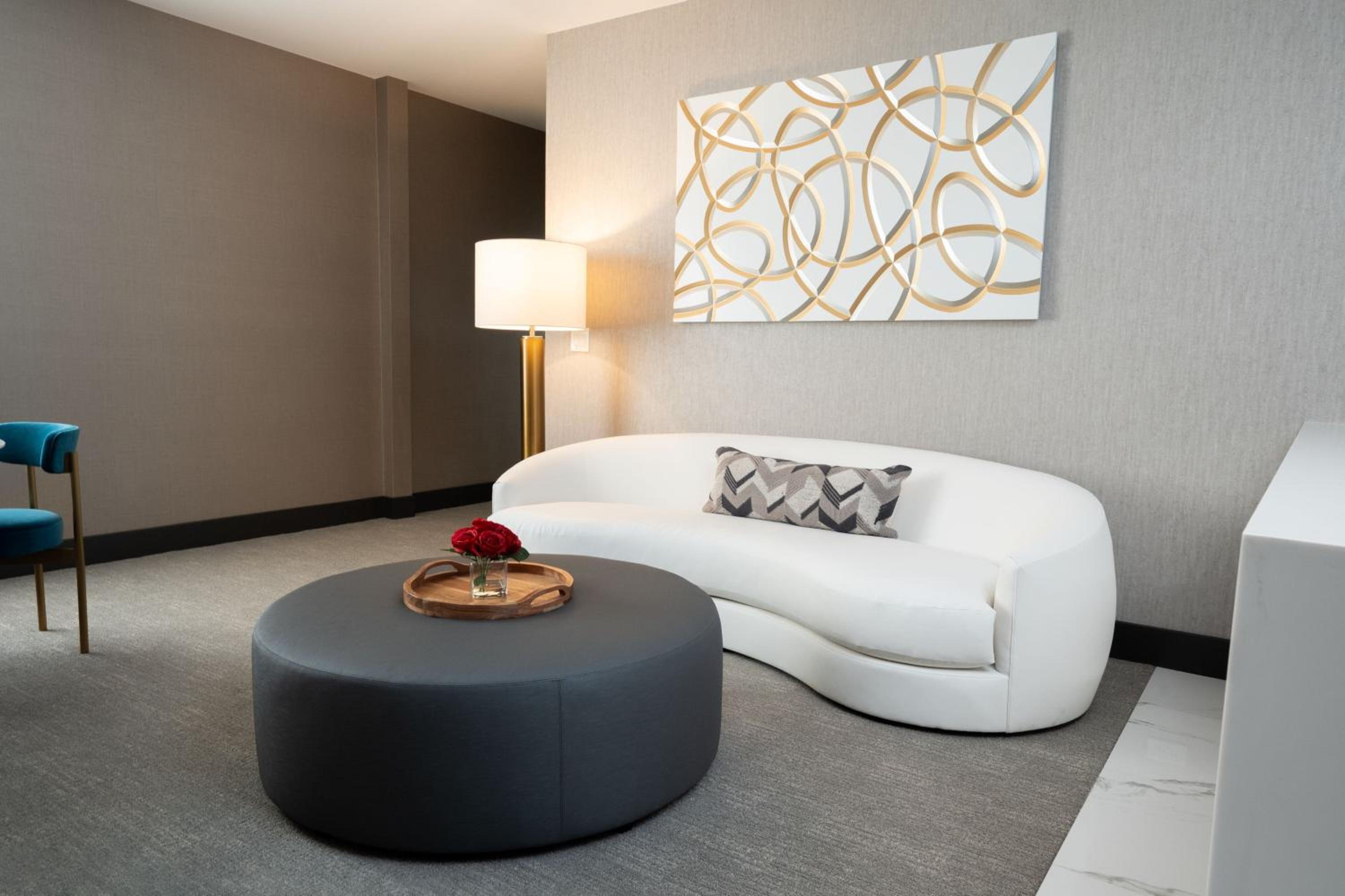One-Bedroom King Suite with Sofa Bed - Photo 3