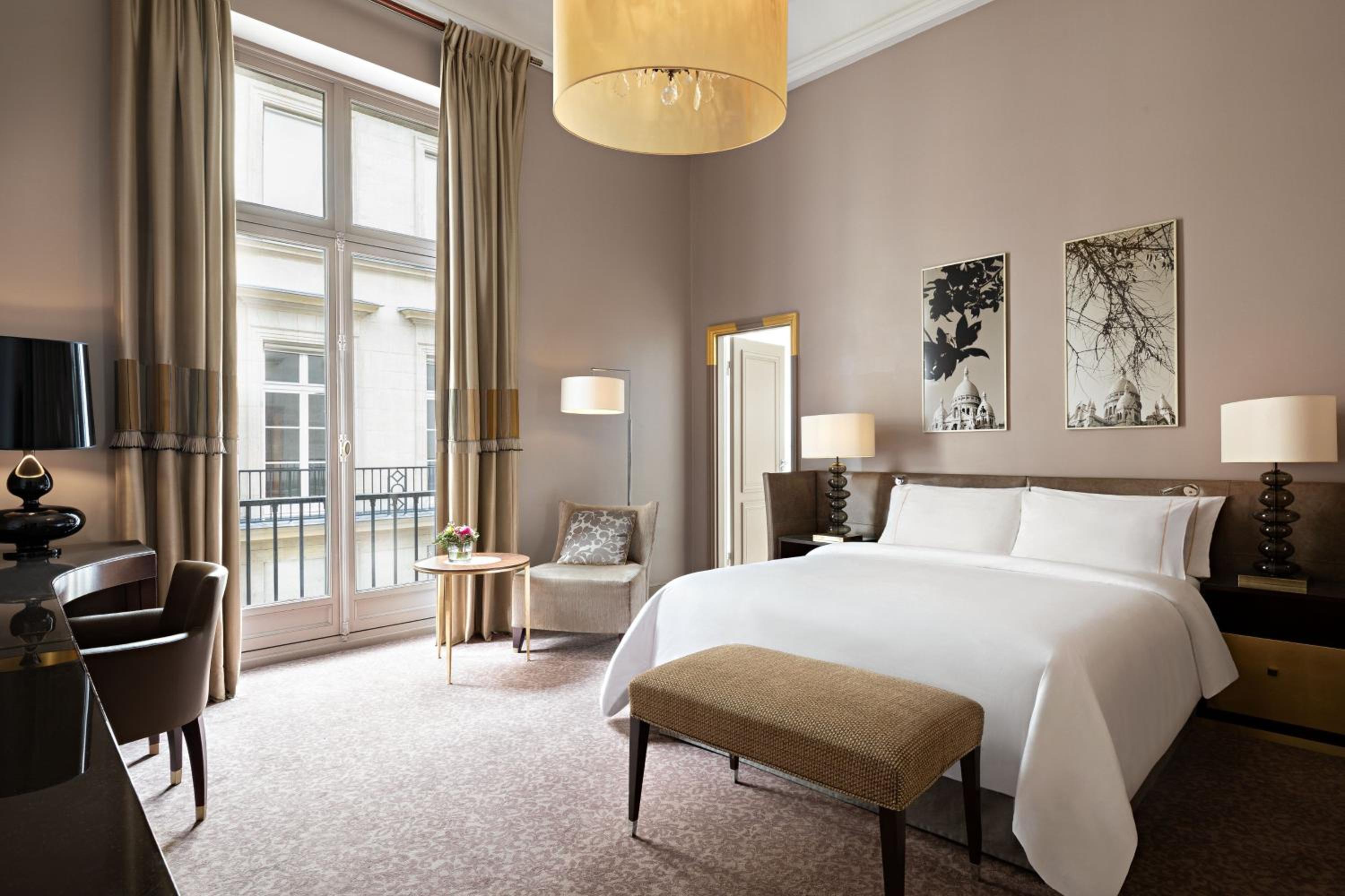 Deluxe Queen Room with One Queen Bed (Non Smoking) photo 1