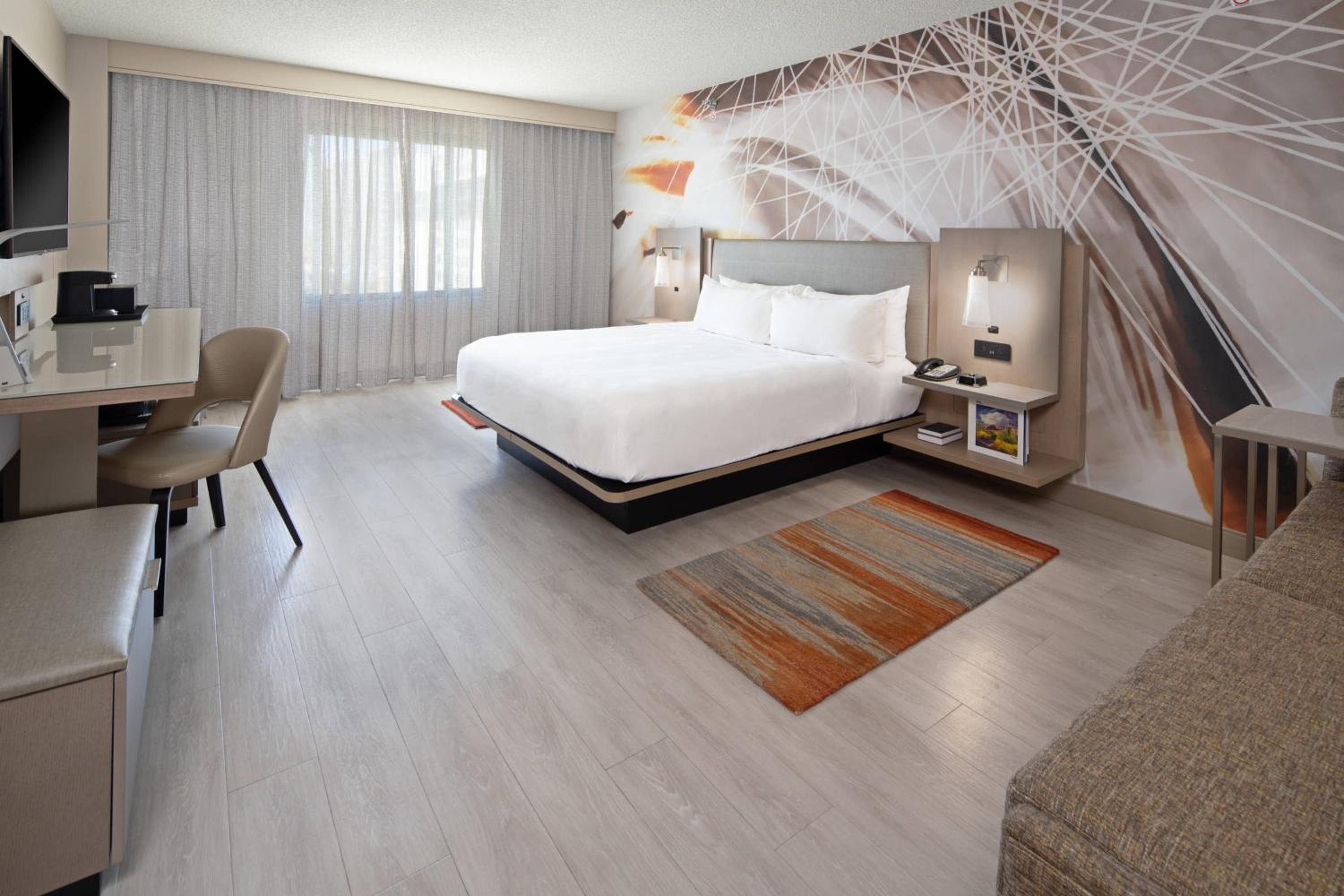 King Room with Sofa Bed - Concierge Level - Photo 10