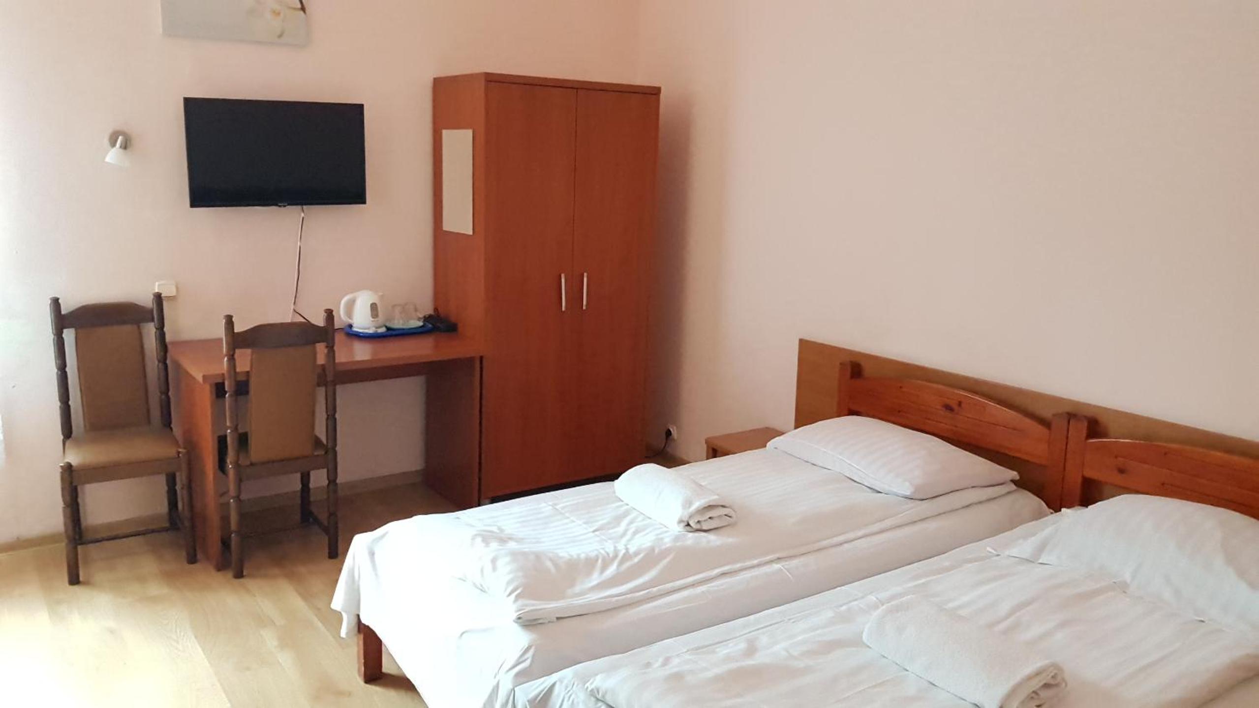Quadruple Room with Shared Bathroom photo 3