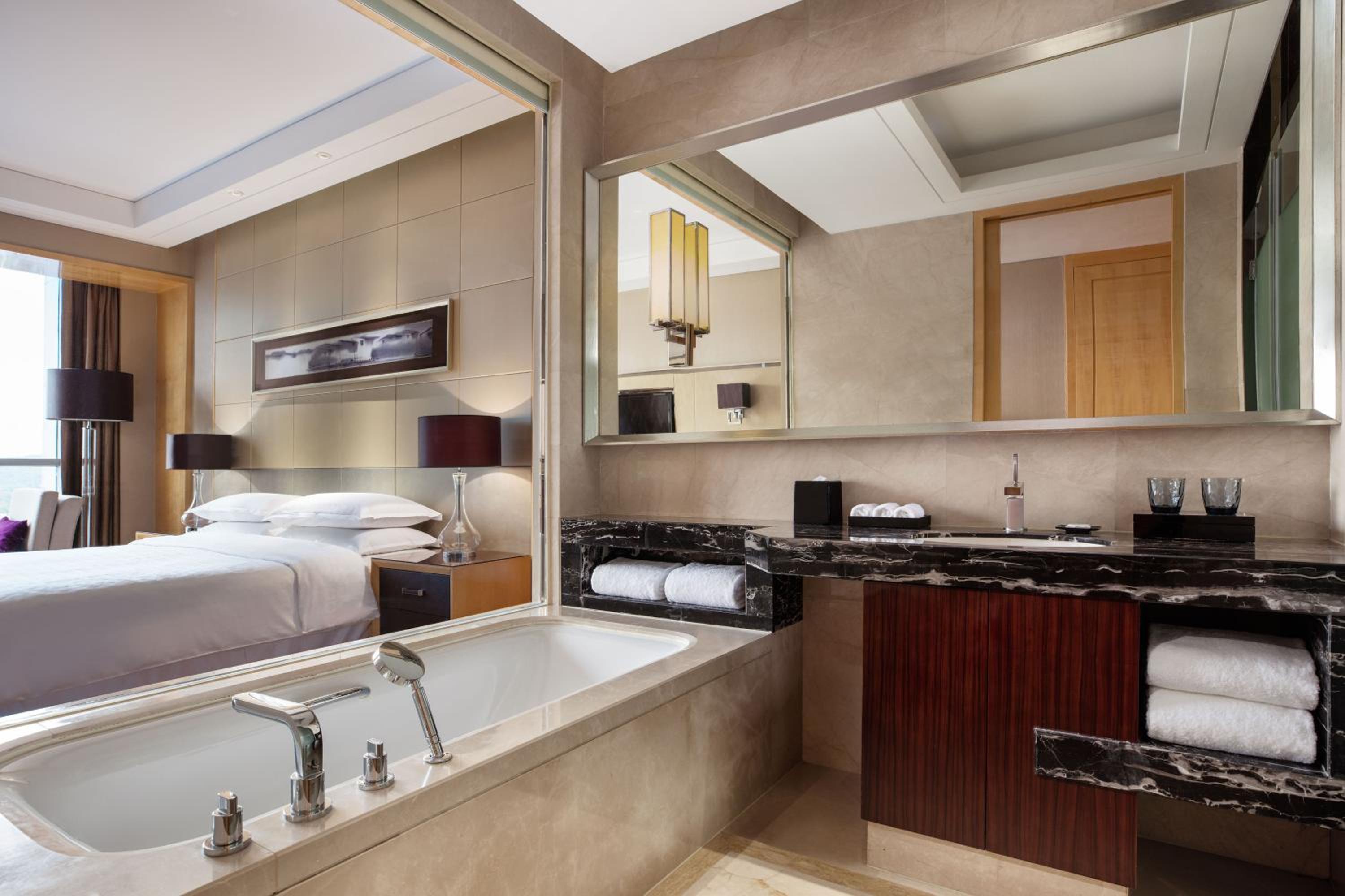 Executive Suite - Photo 6