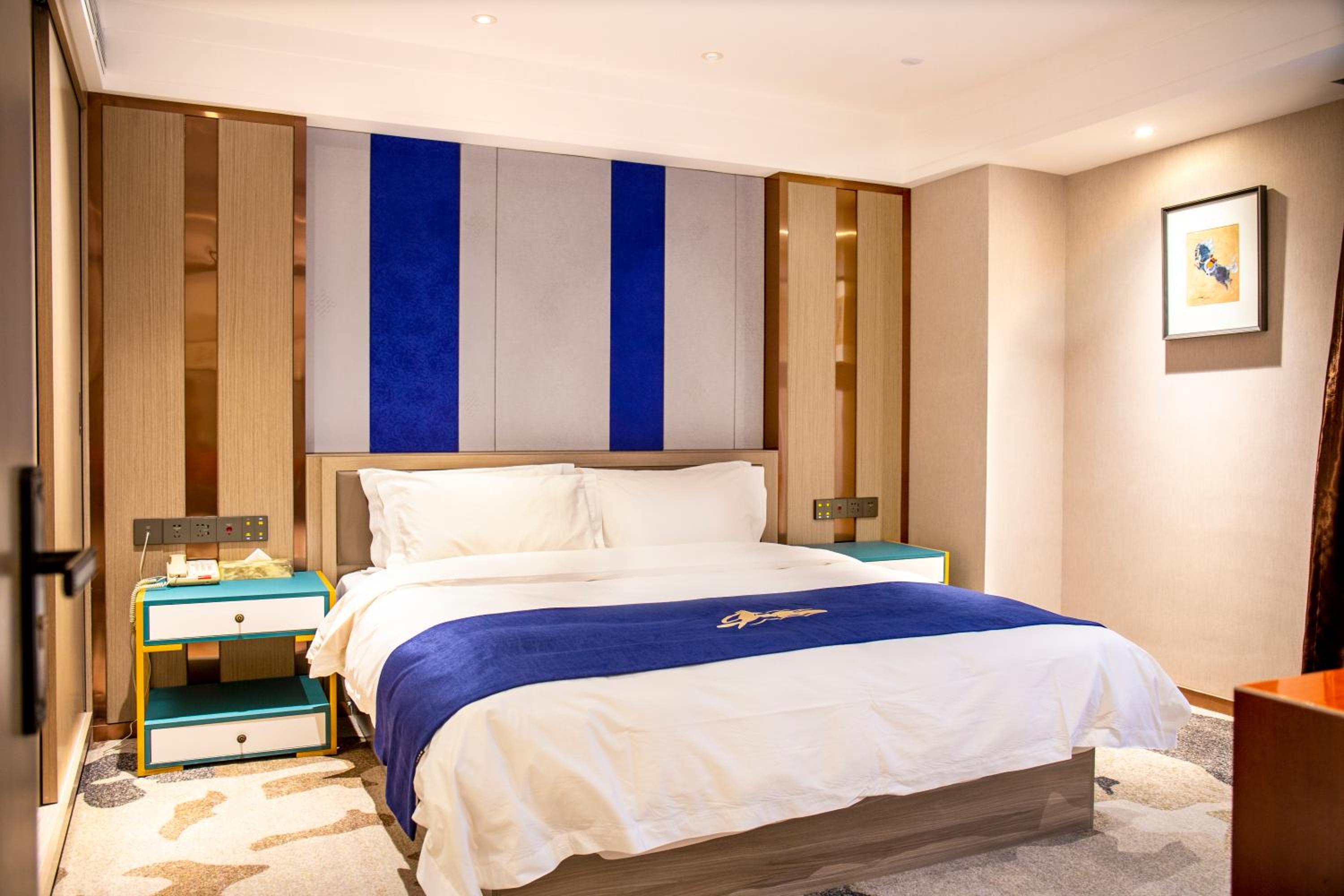 Deluxe Suite - Photo 1