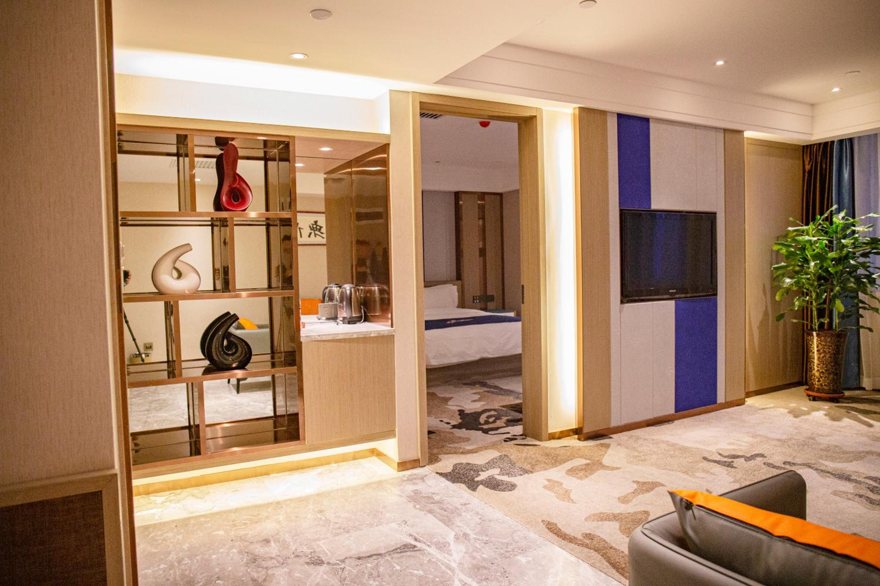 Deluxe Suite - Photo 2