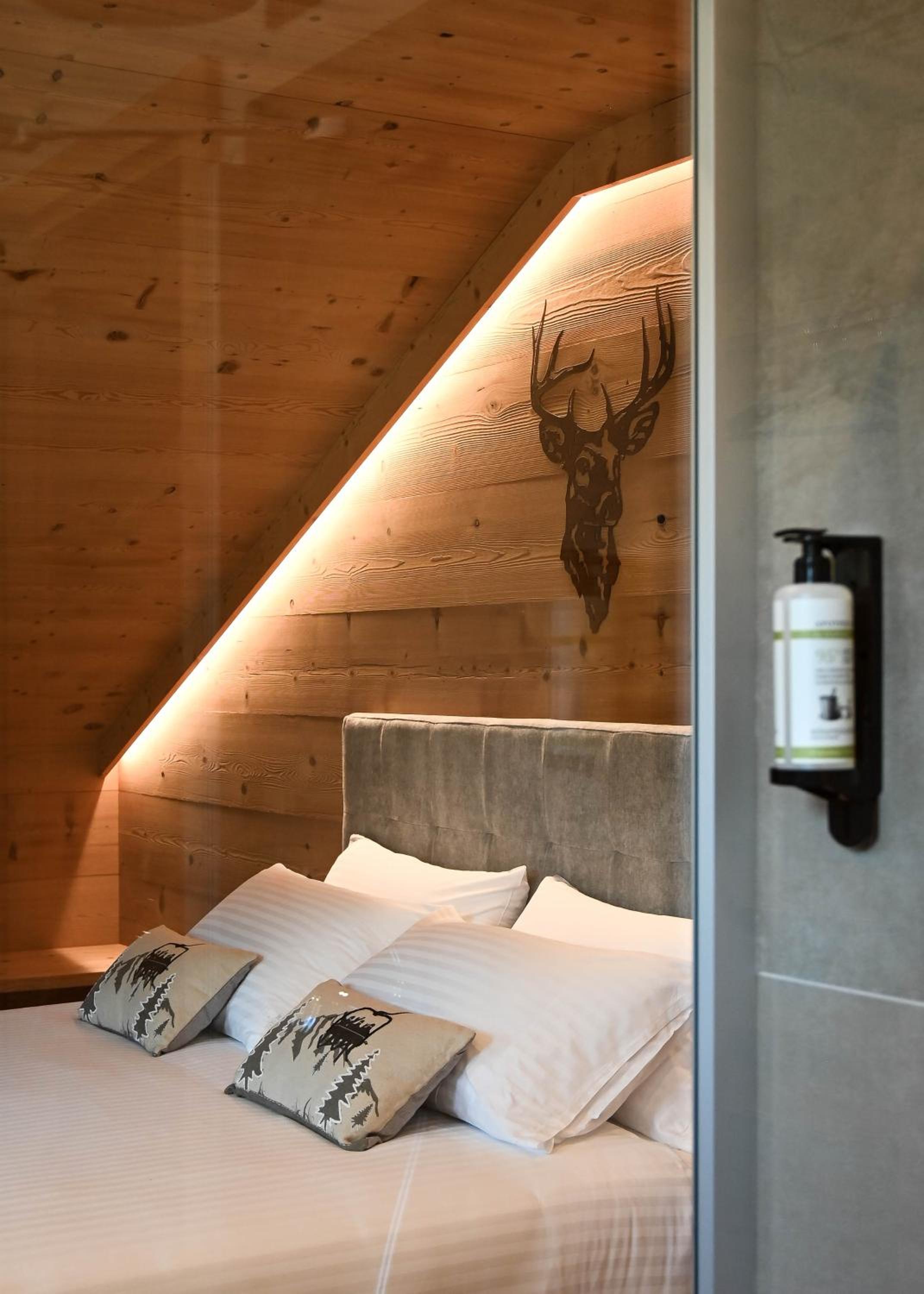 Suite with Hot Tub photo 1