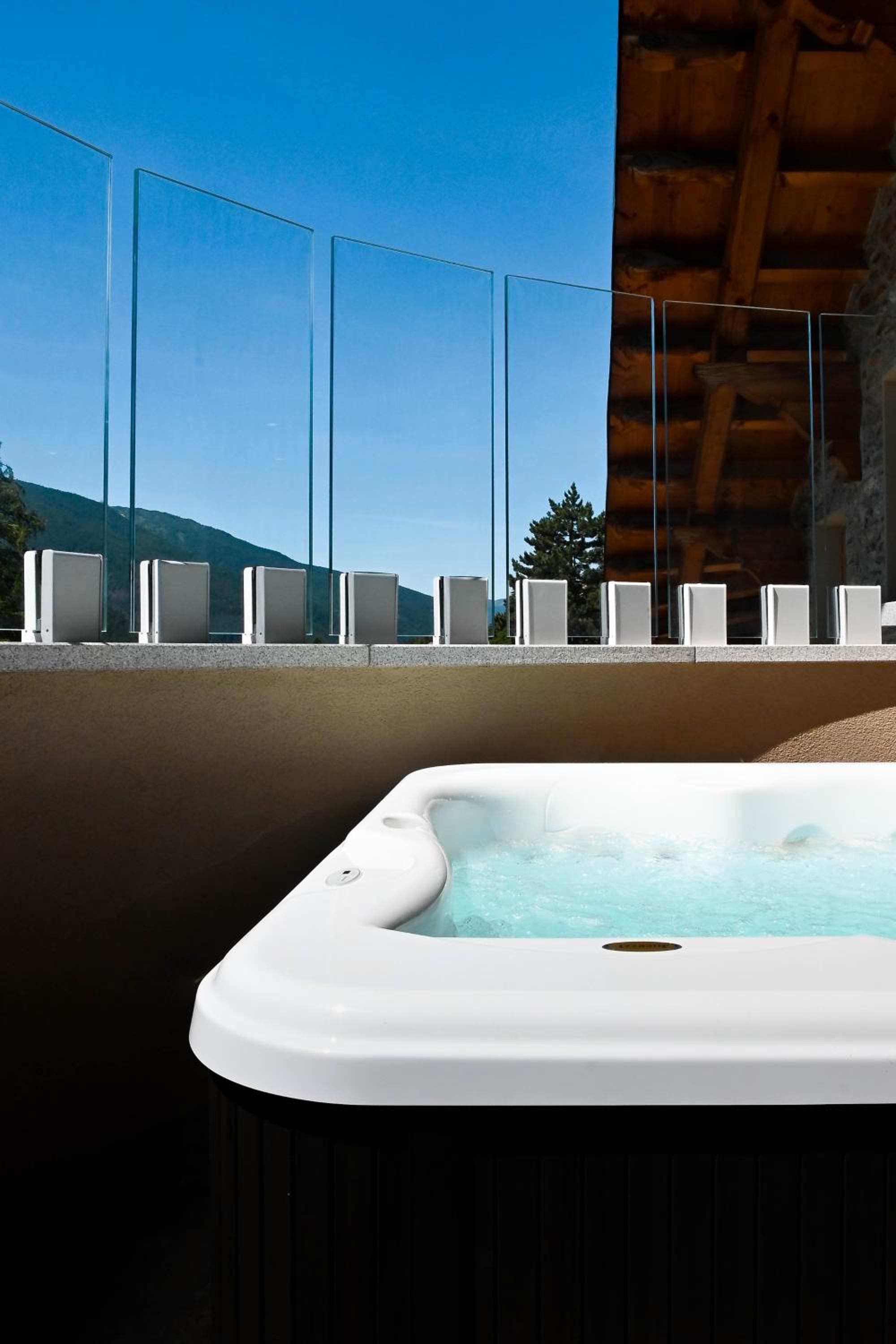 Suite with Hot Tub photo 3