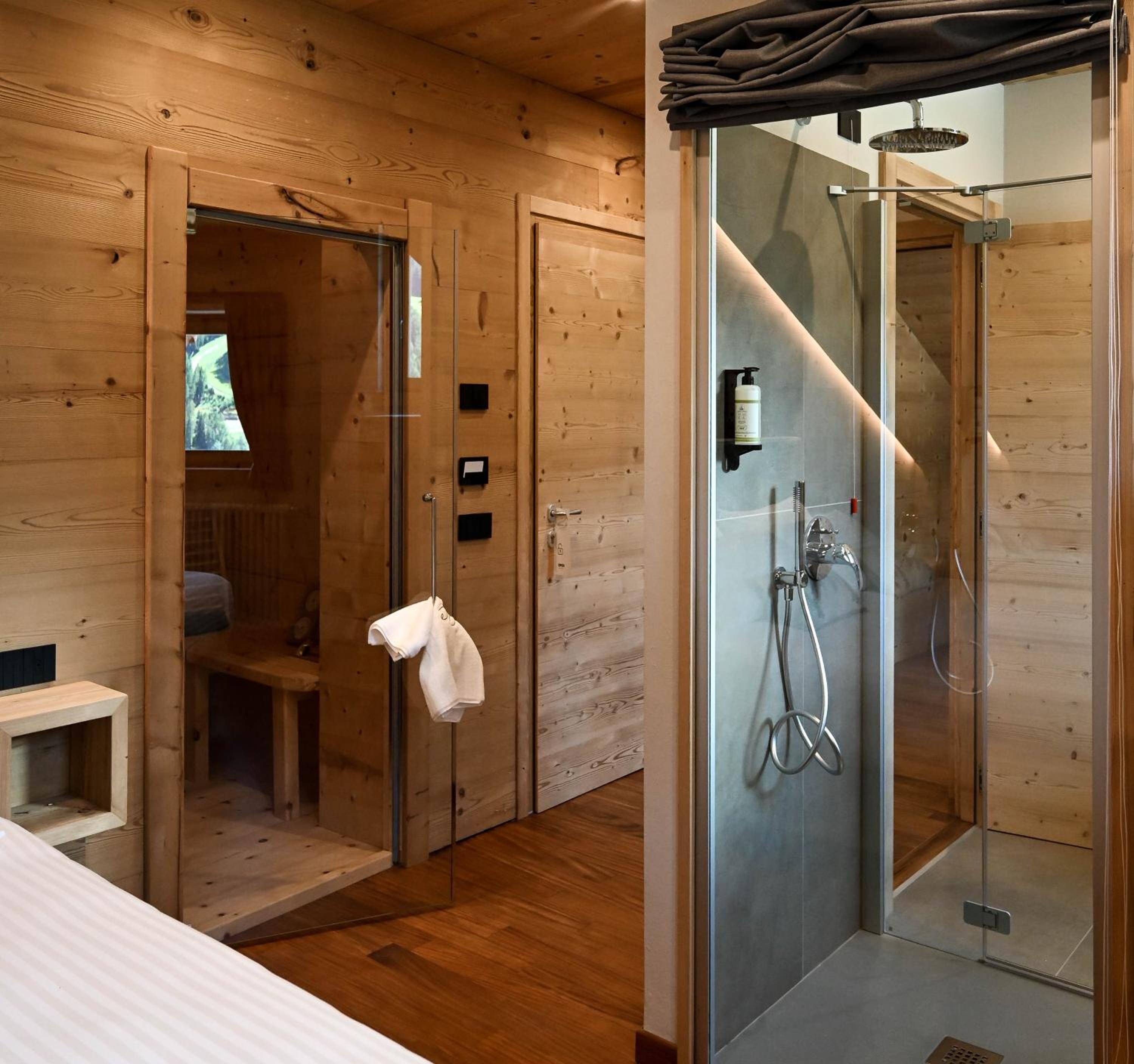 Suite with Hot Tub photo 3