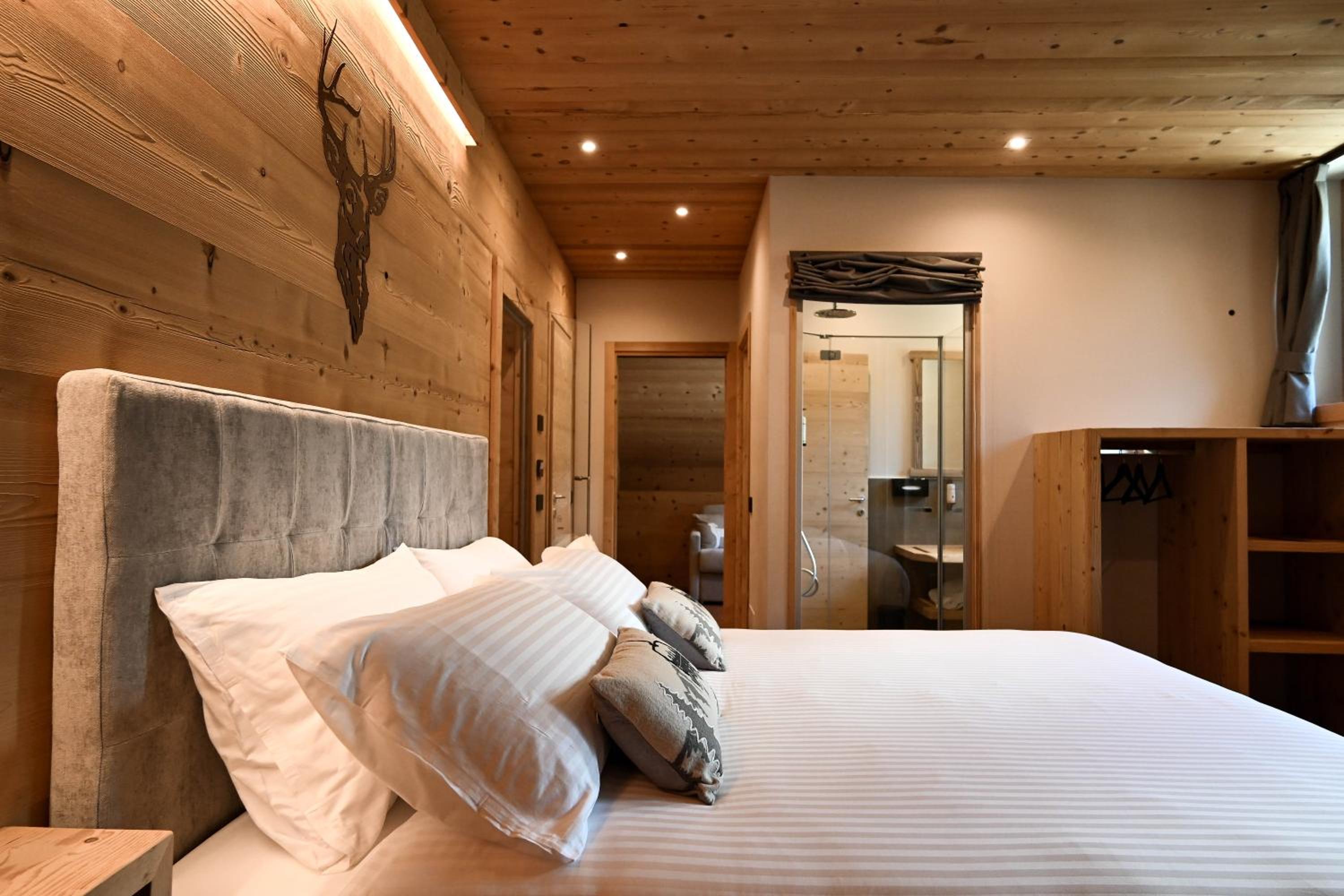 Suite with Hot Tub photo 2