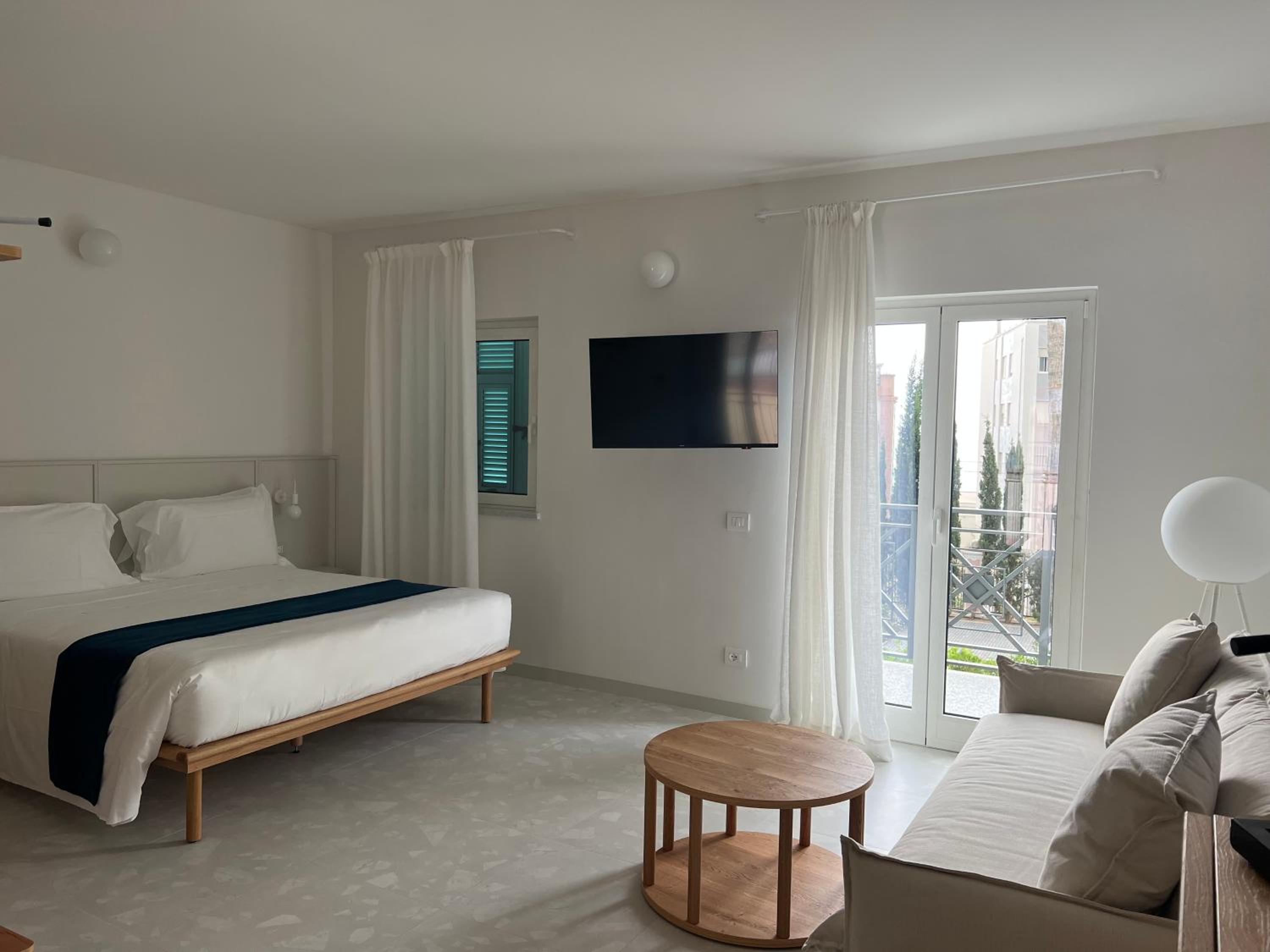Studio Apartment with Balcony photo 2