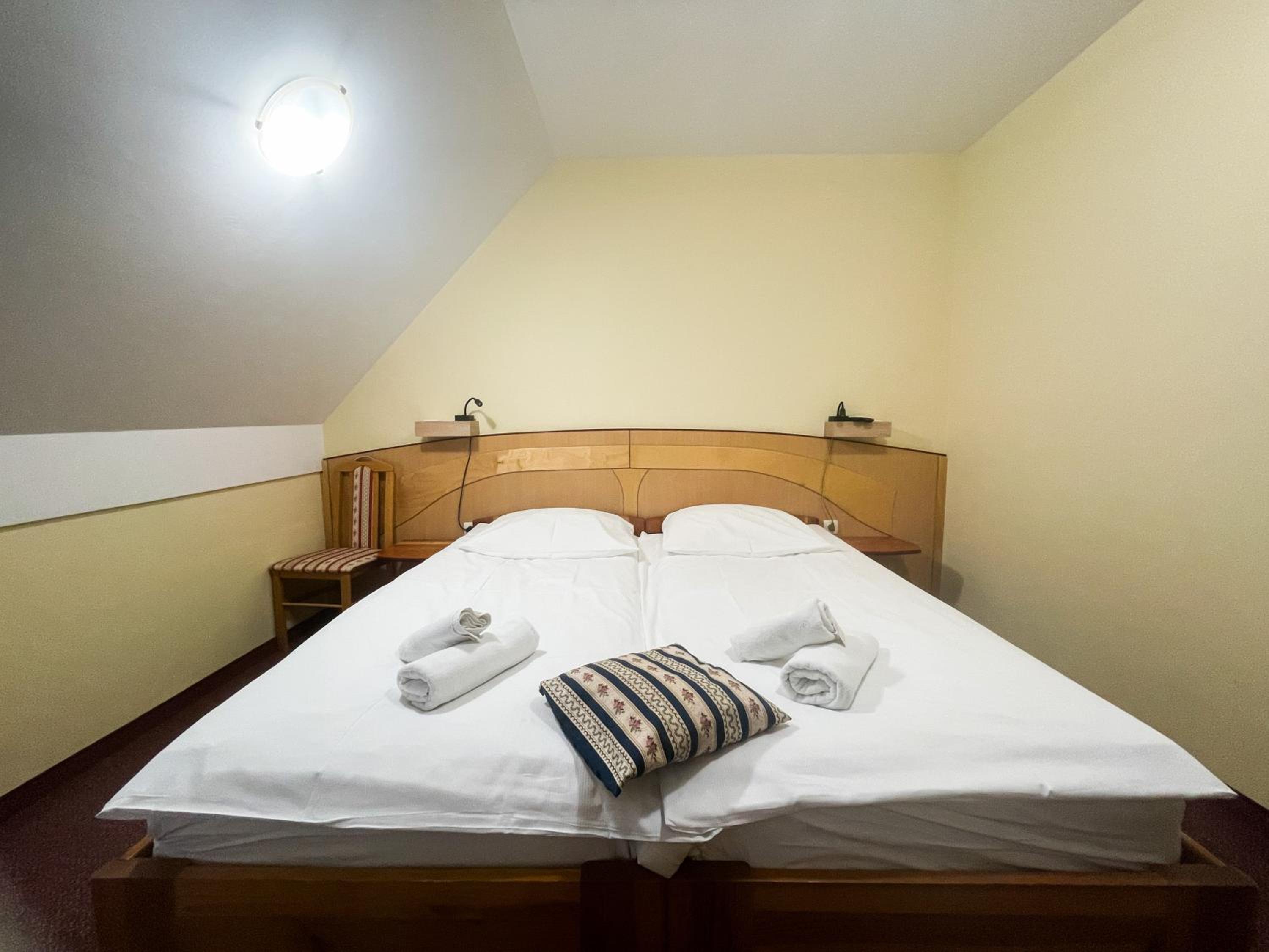 Double Room with Balcony - Photo 18