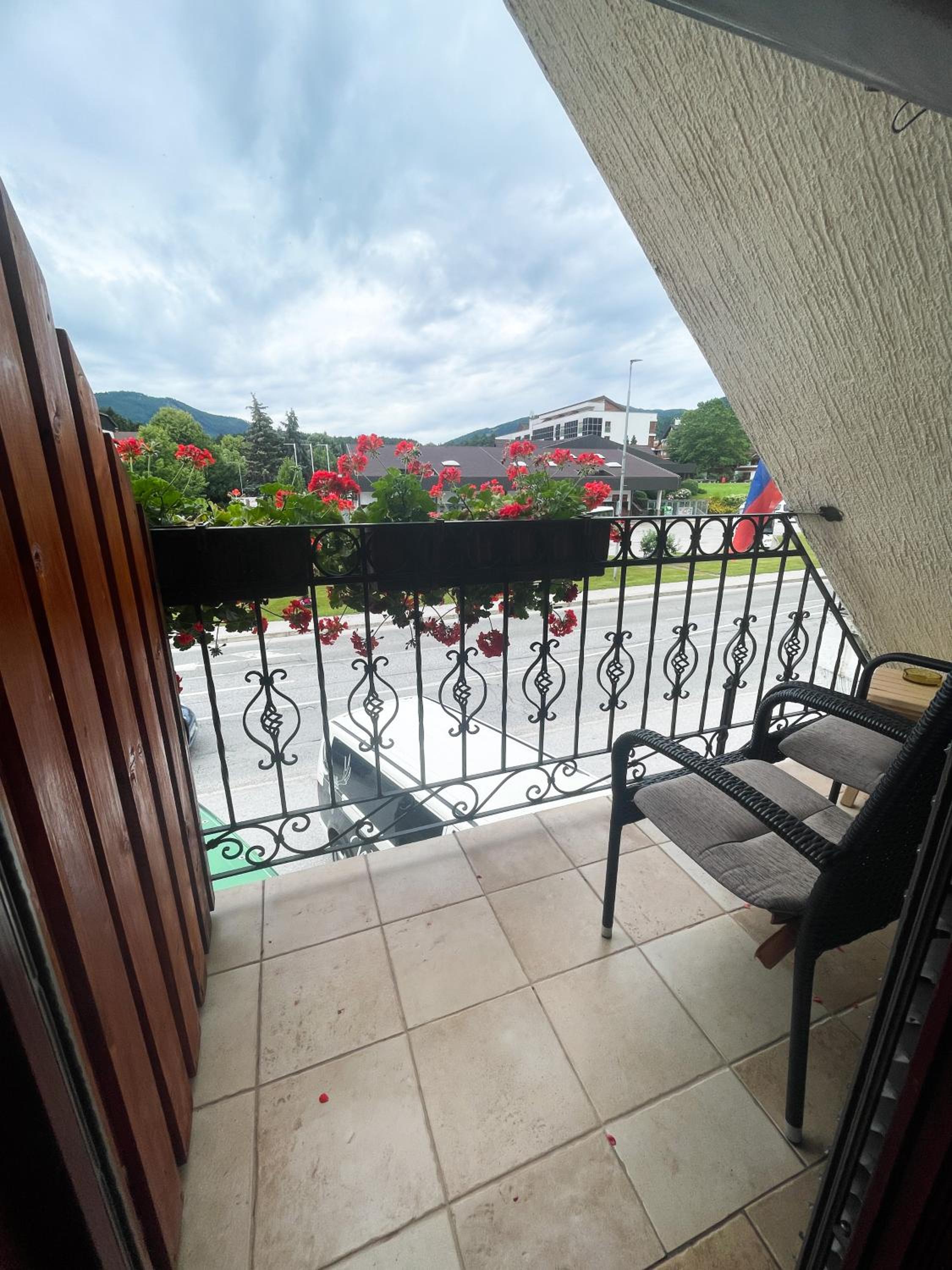 Double Room with Balcony - Photo 16