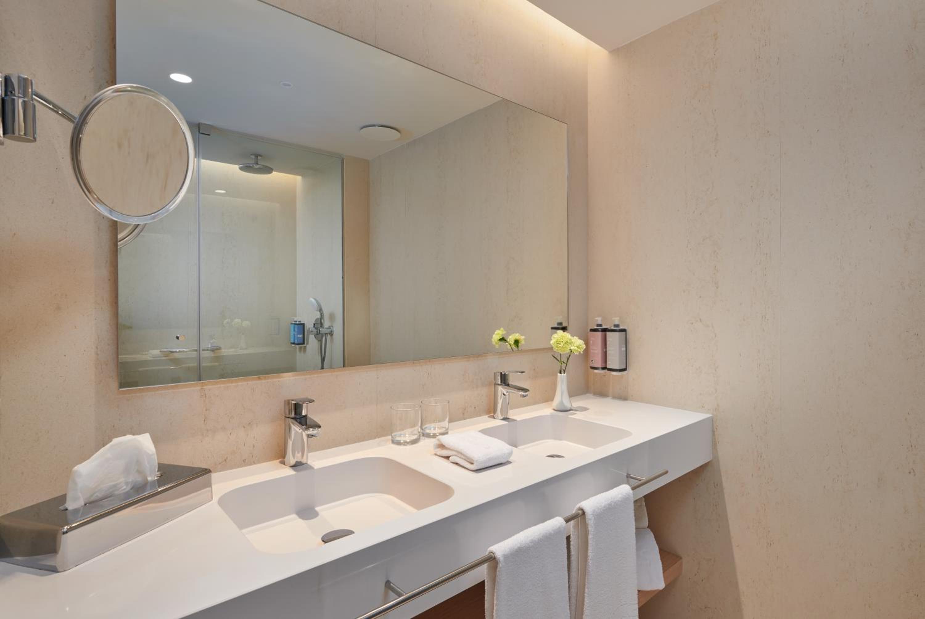 Double or Twin Room with Sea View thumbnail 6