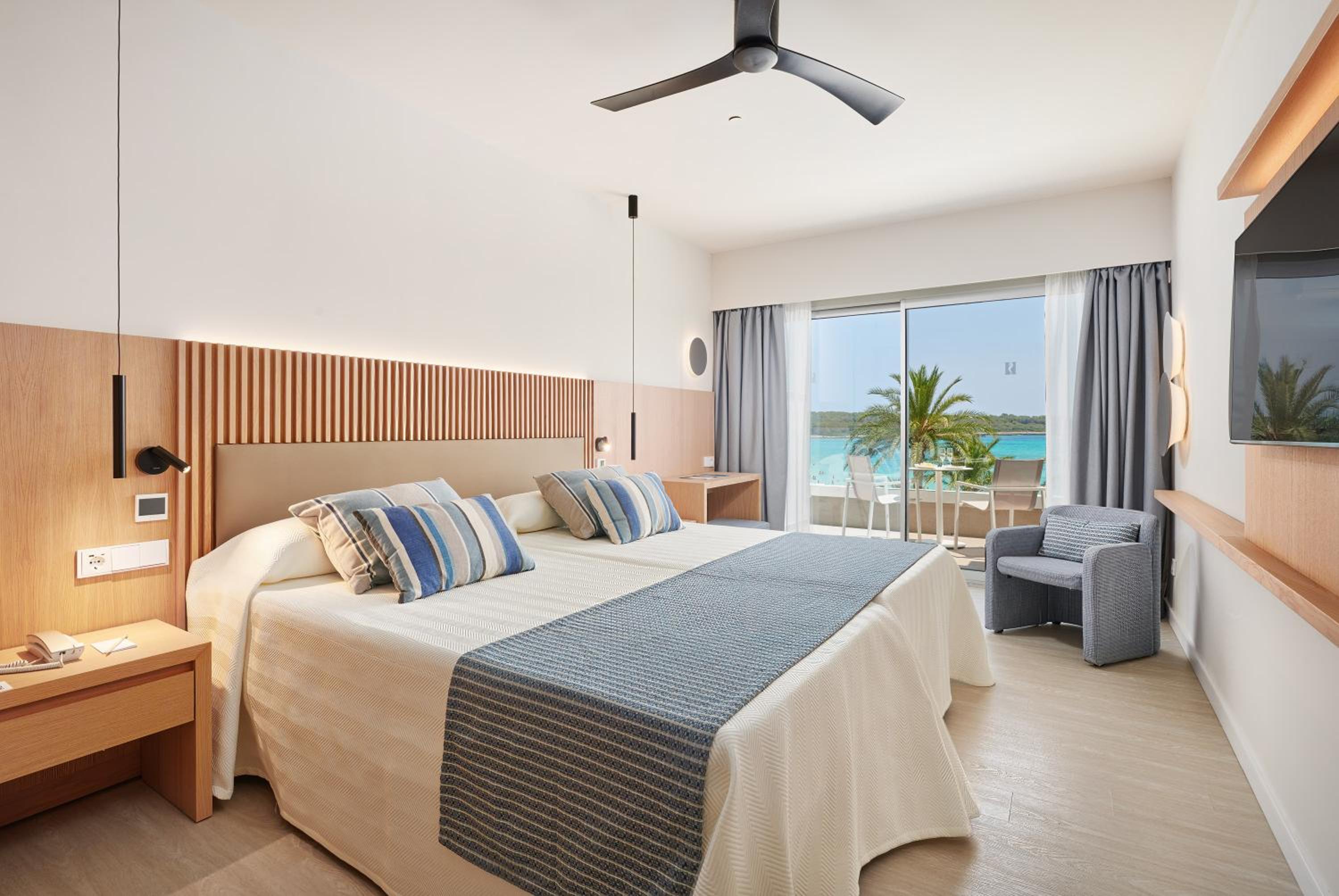 Double or Twin Room with Sea View - Photo 8