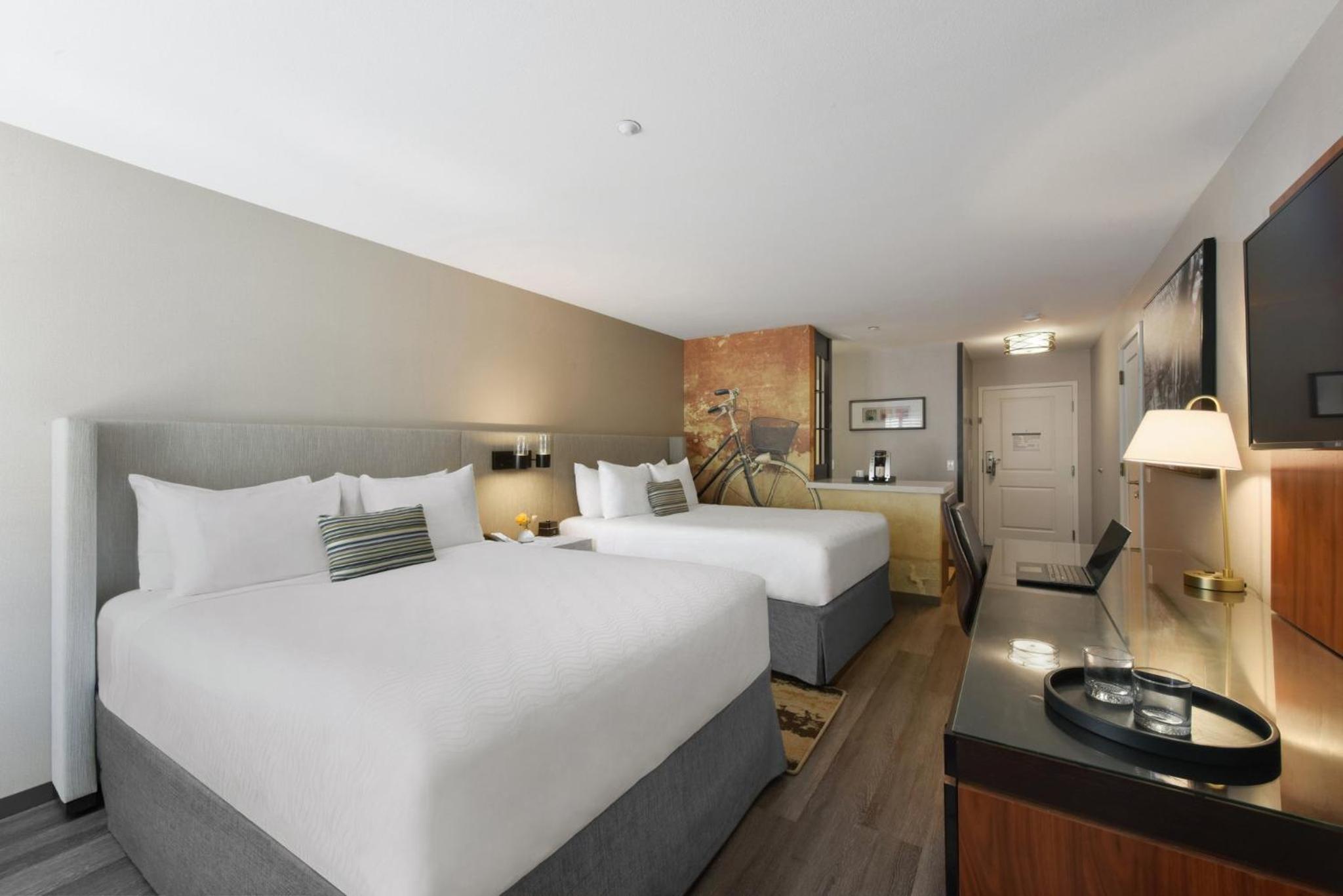 Standard Queen Room with Two Queen Beds - Photo 4