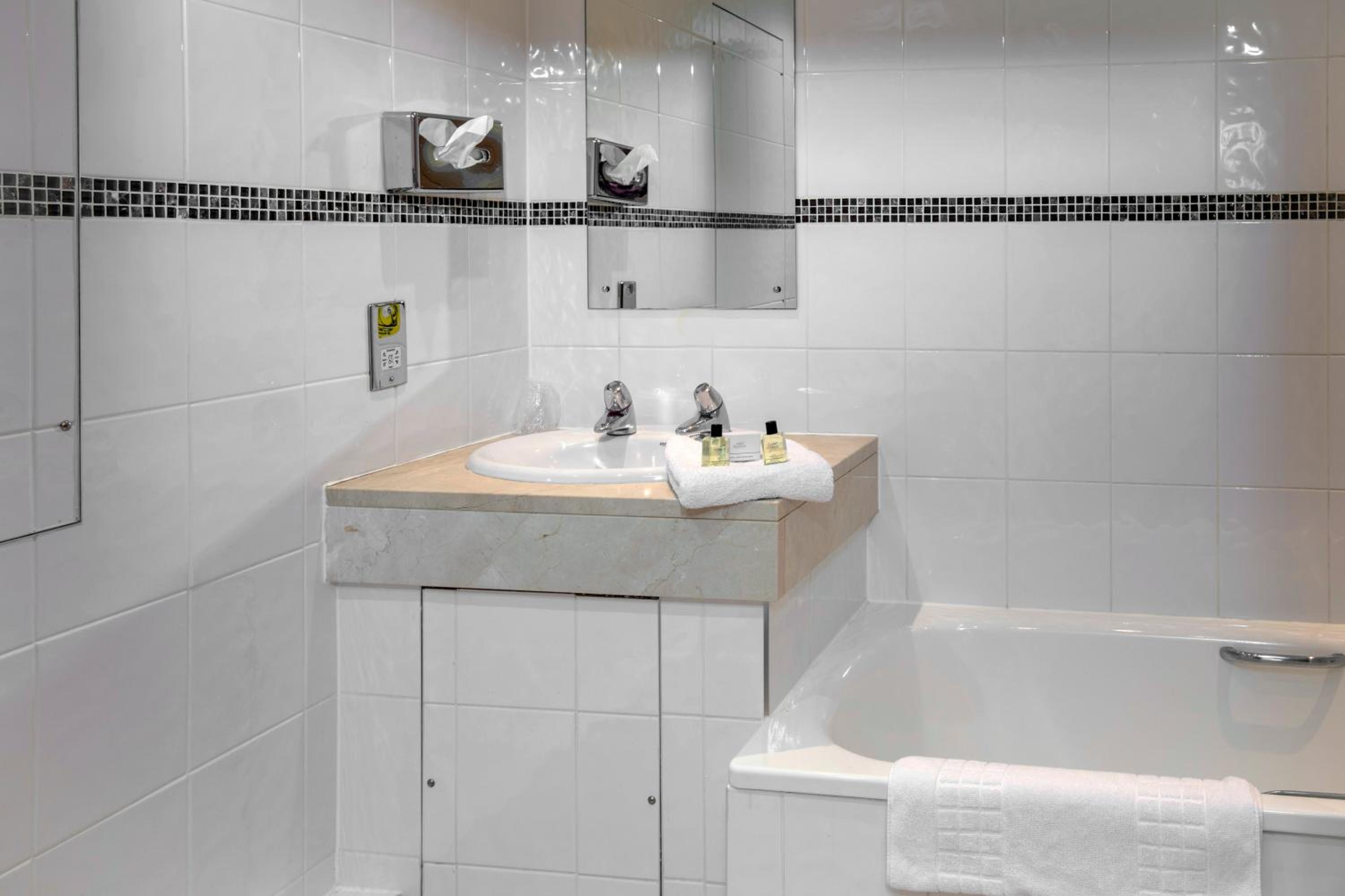 Economy room with double bed and internal window to hall photo 3