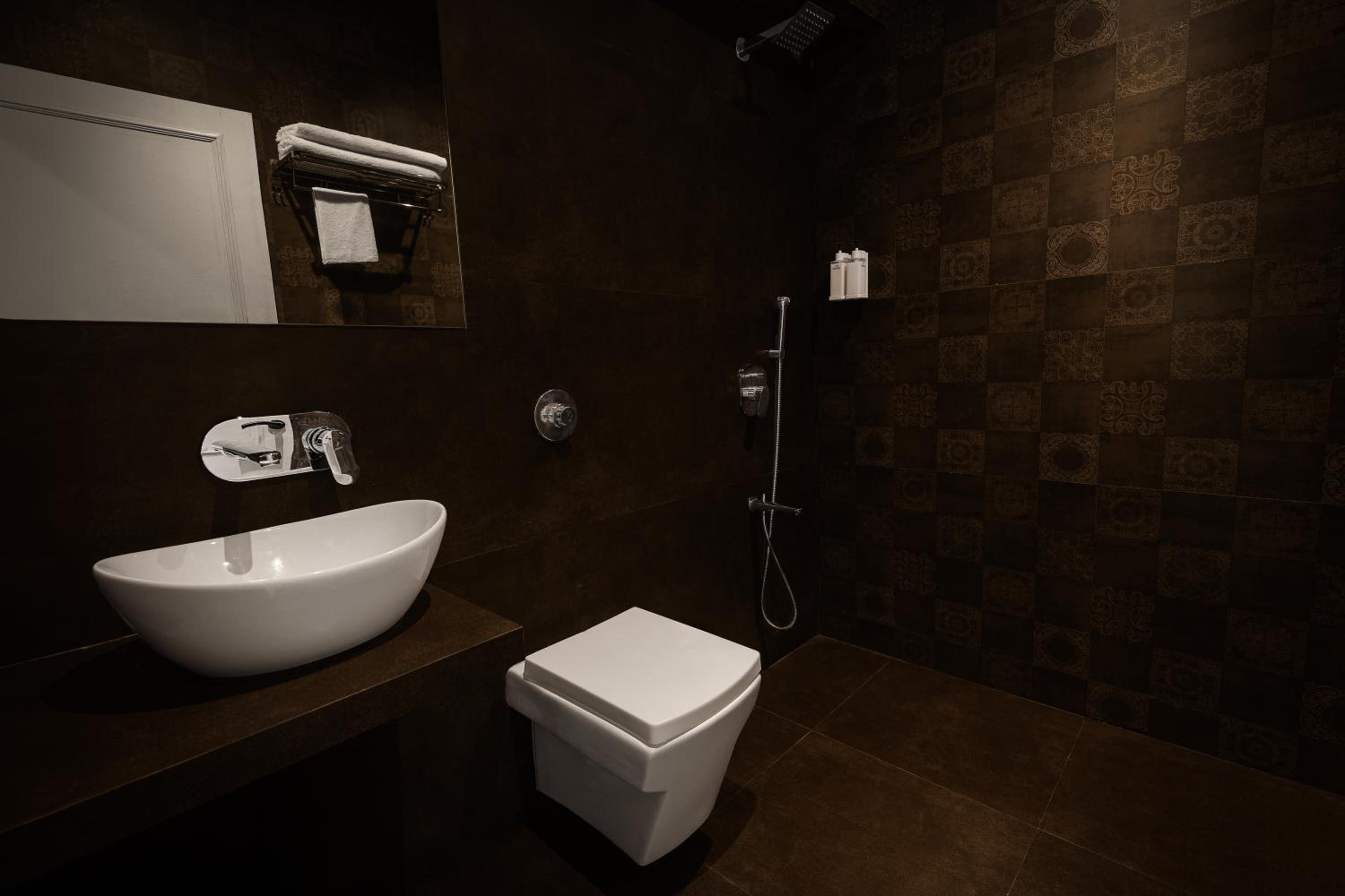 Superior Room with Free Airport Drop - Photo 6