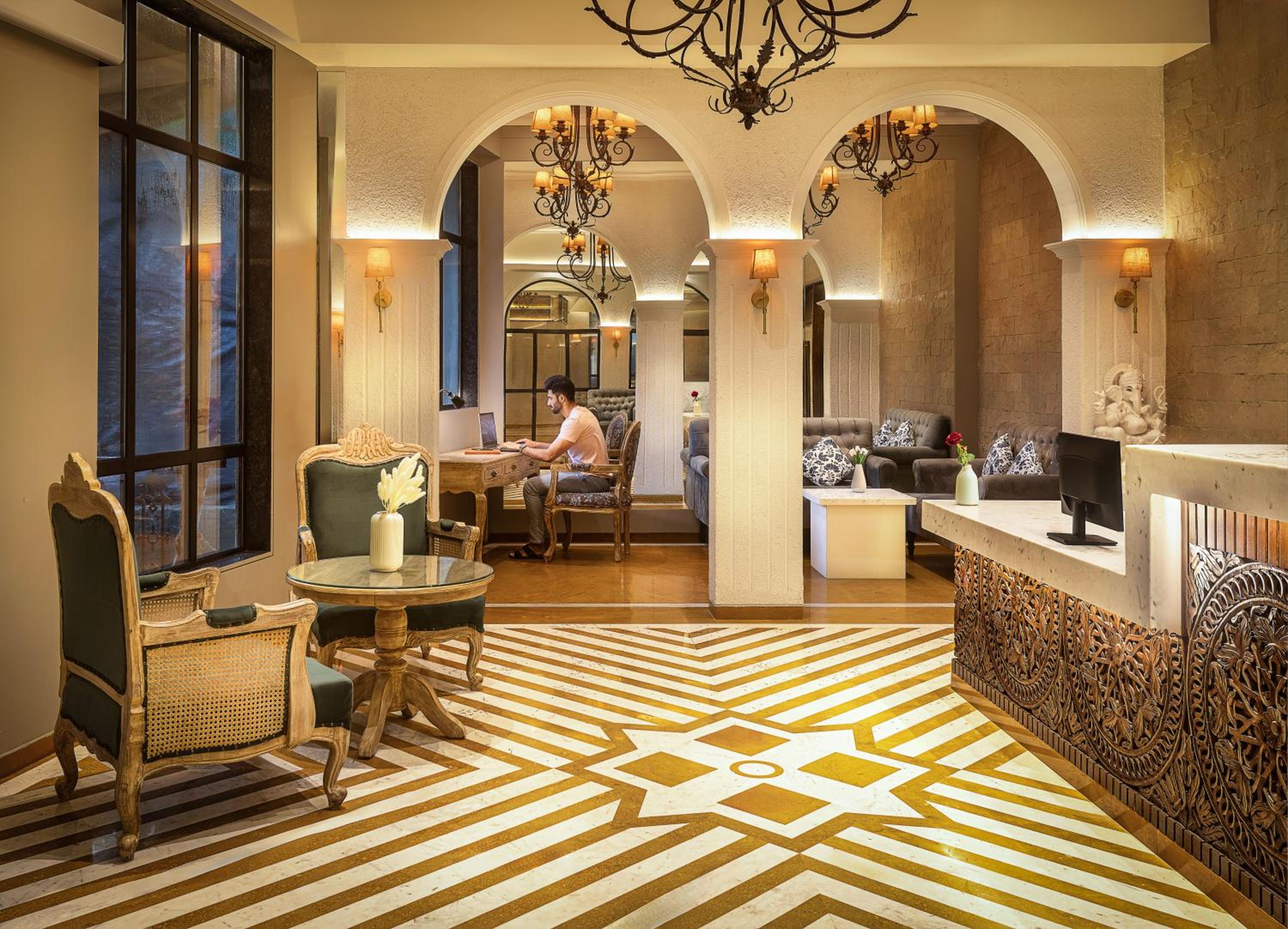 Superior Room with Free Airport Drop - Photo 7