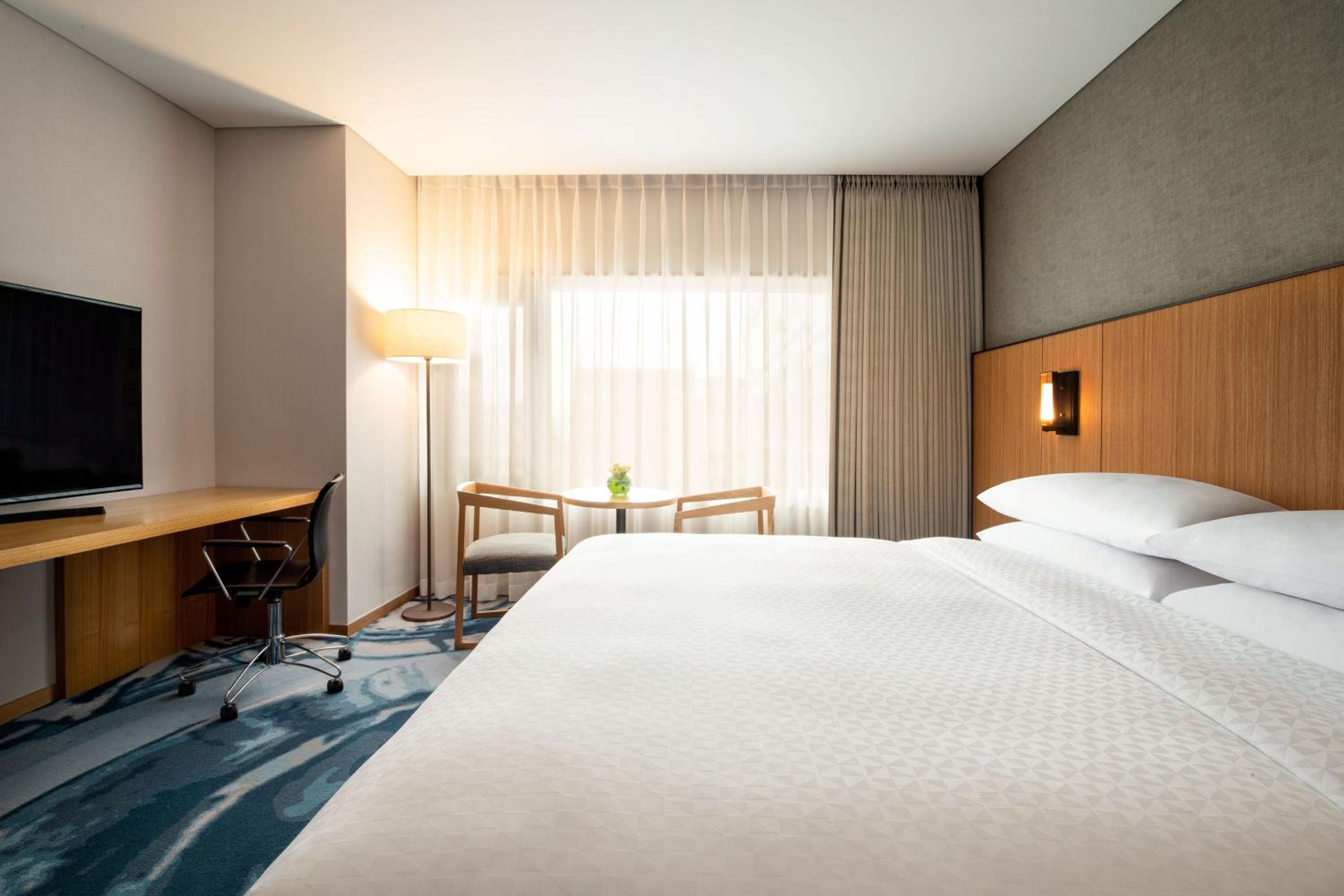 Superior, Guest room, 1 King - Photo 2