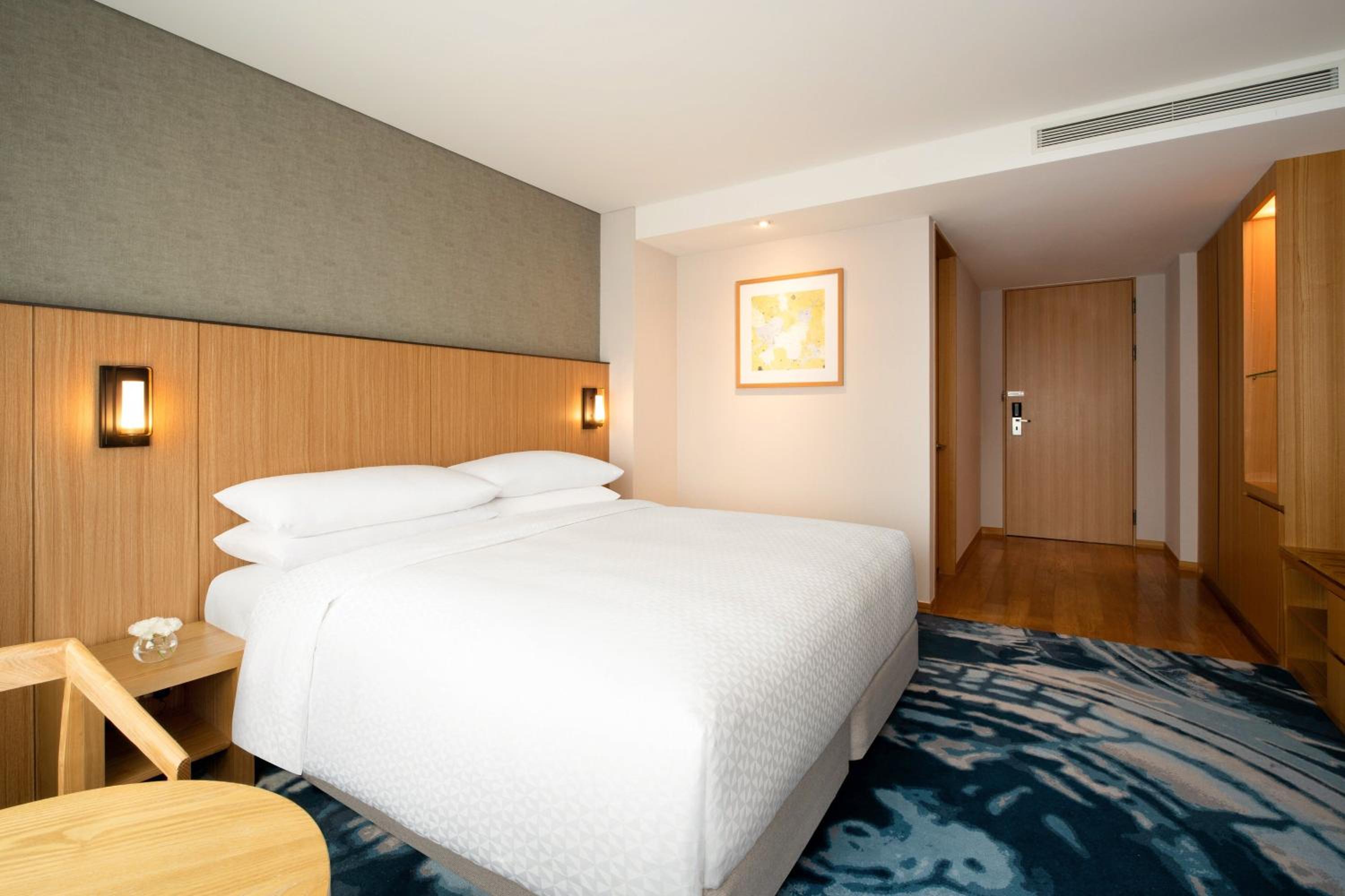 Superior, Guest room, 1 King - Photo 3