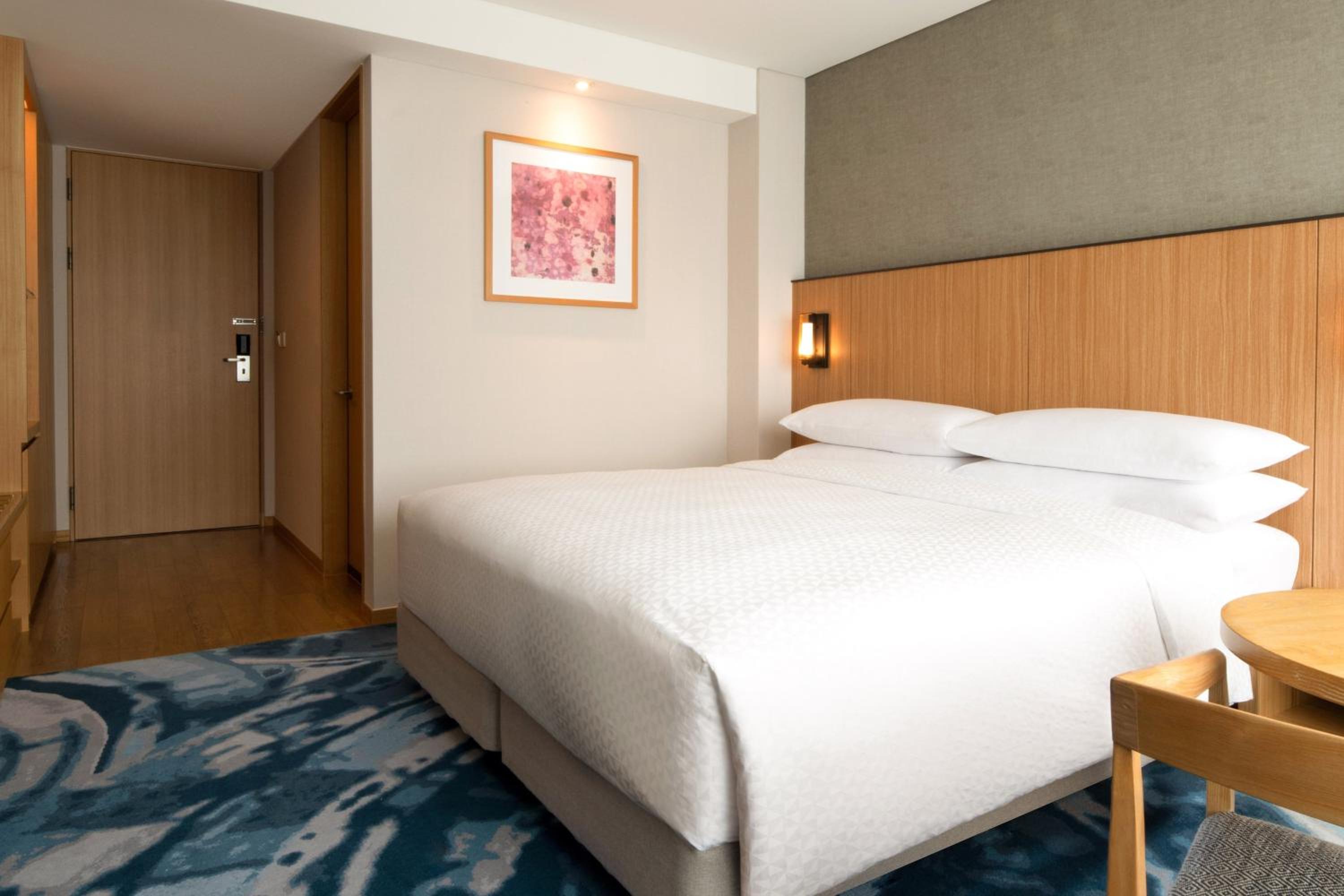 Premium, Guest room, 1 King, City view - Photo 3