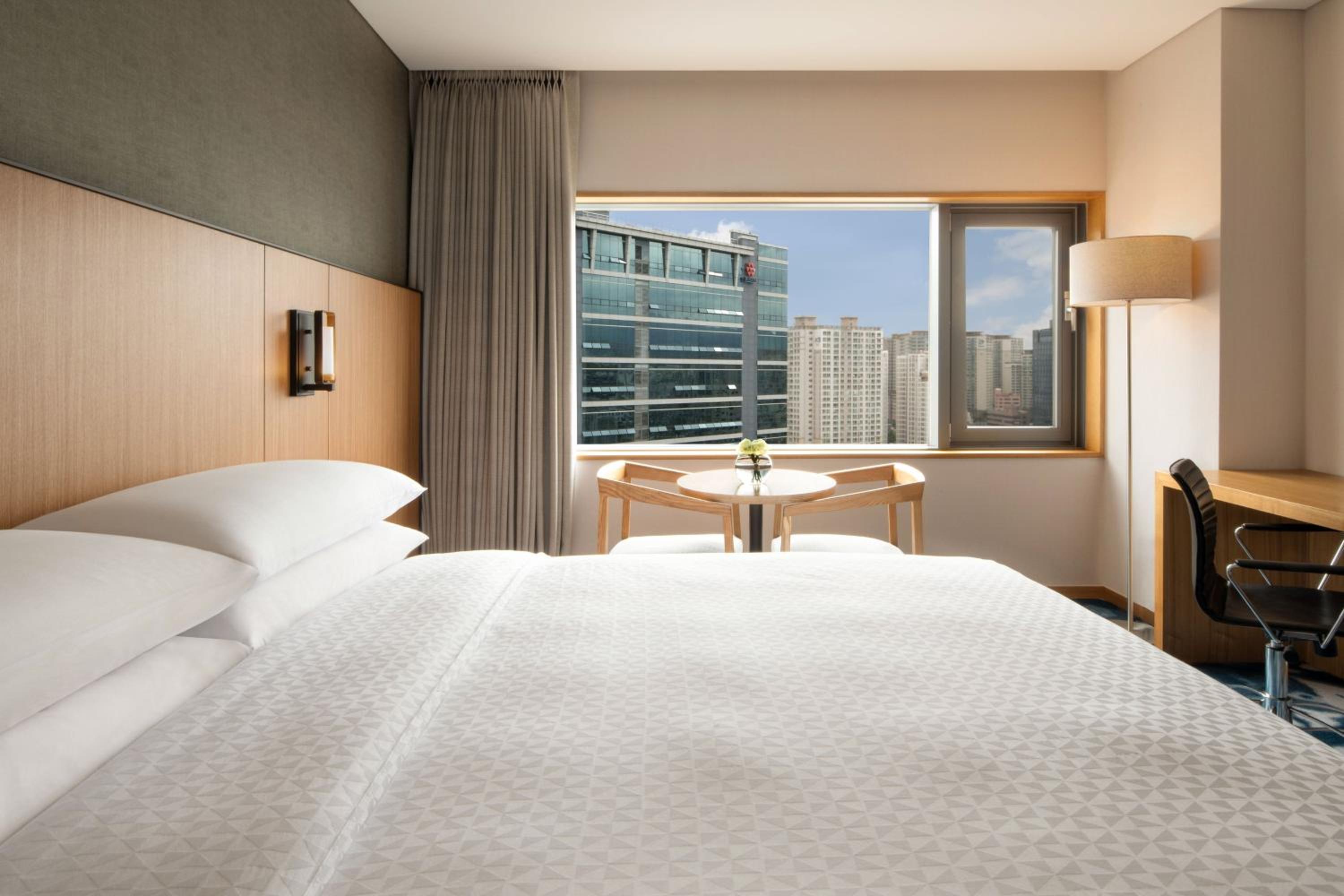 Premium, Guest room, 1 King, City view - Photo 4