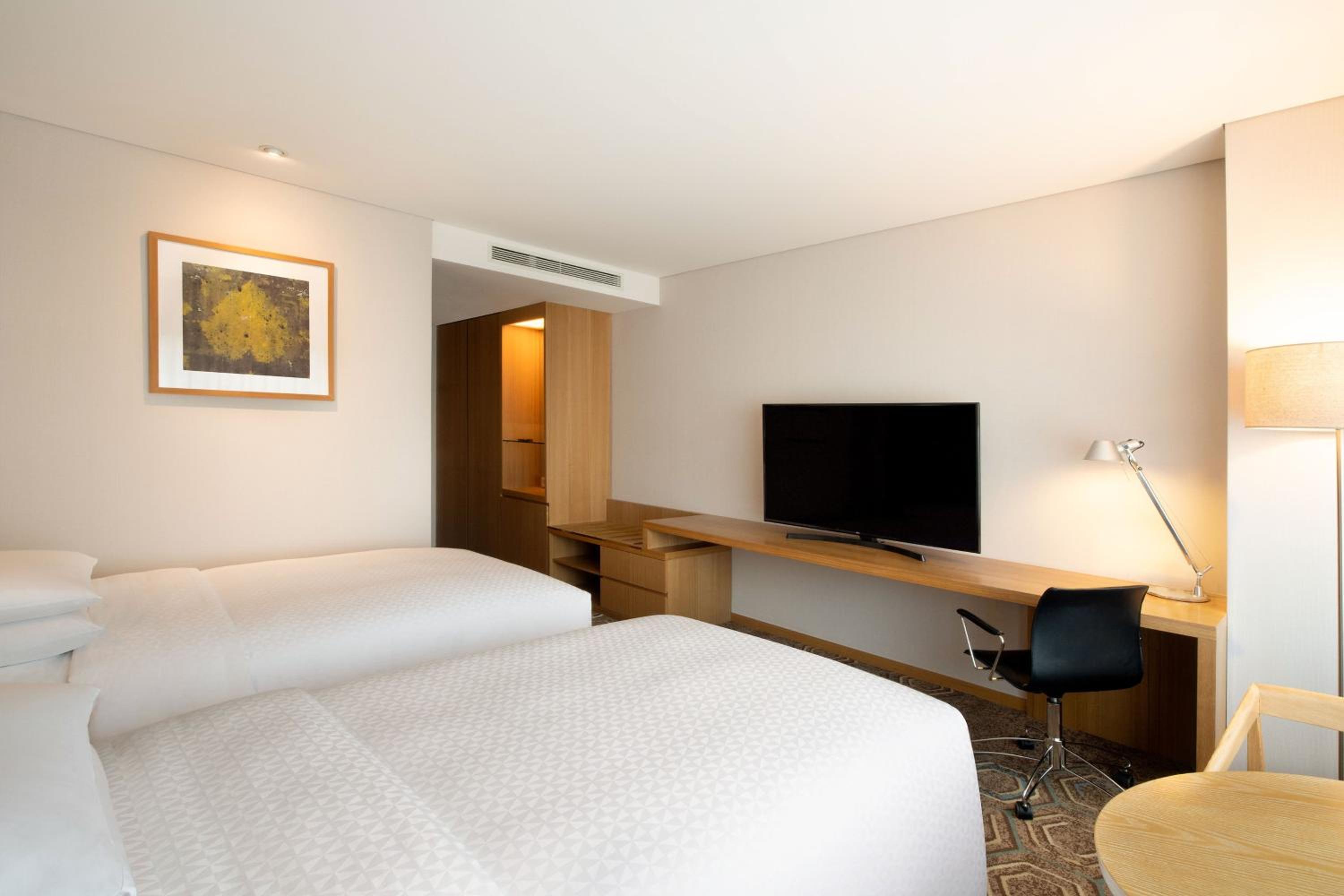Premium, Guest room, 2 Twin/Single Bed(s), City view - Photo 5
