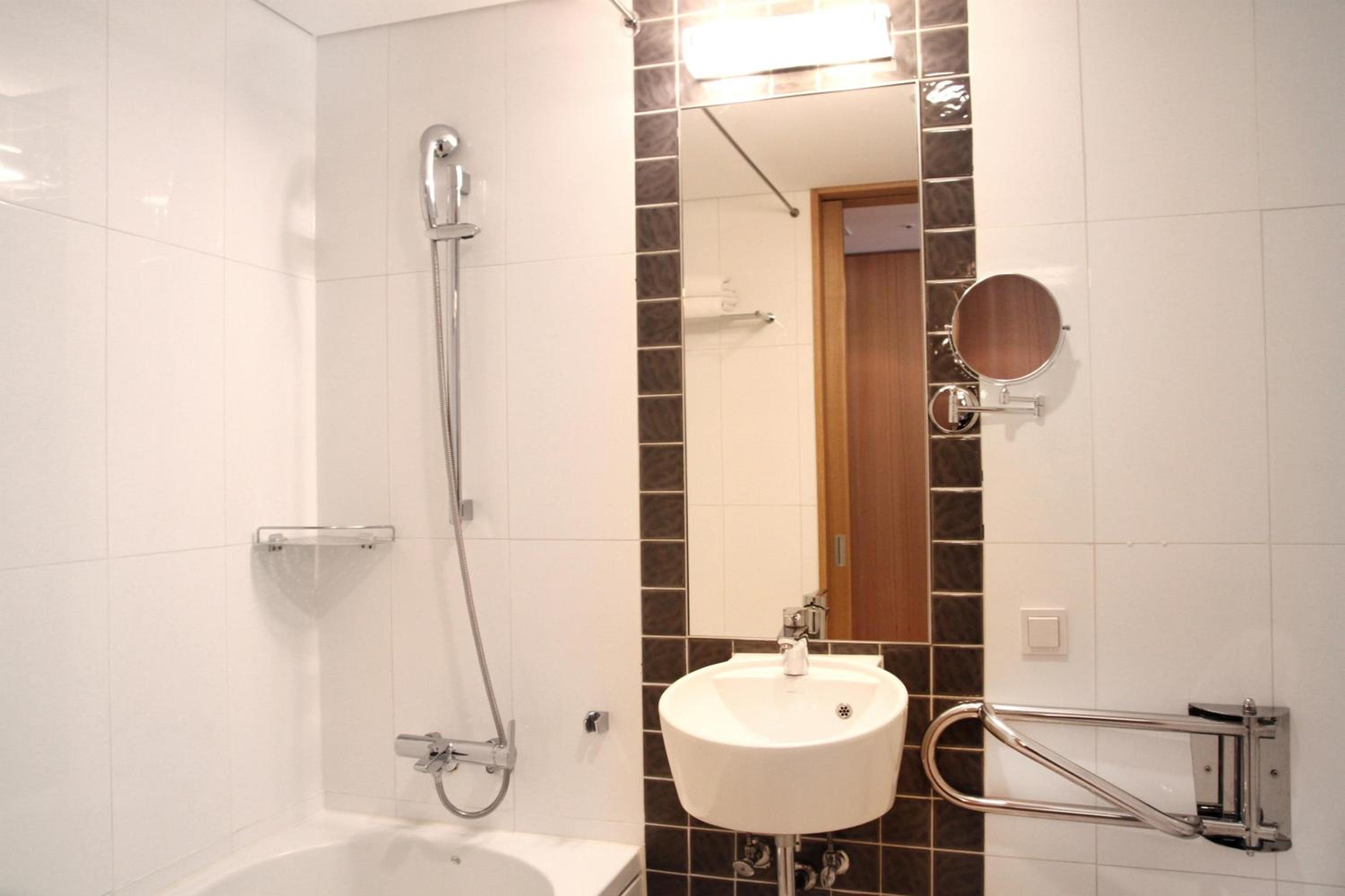 Premium, Guest room, 2 Twin/Single Bed(s), City view - Photo 3