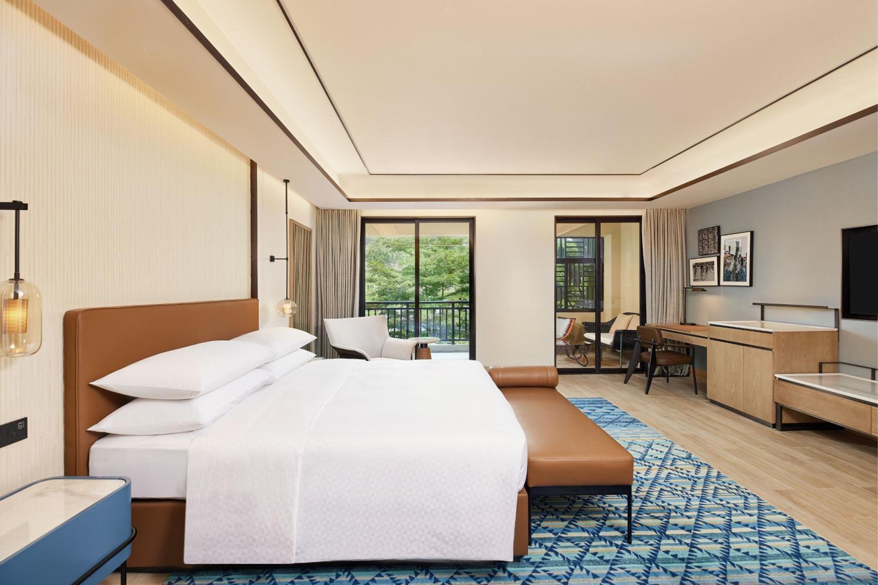 Luxury King Room with Balcony and Mountain View