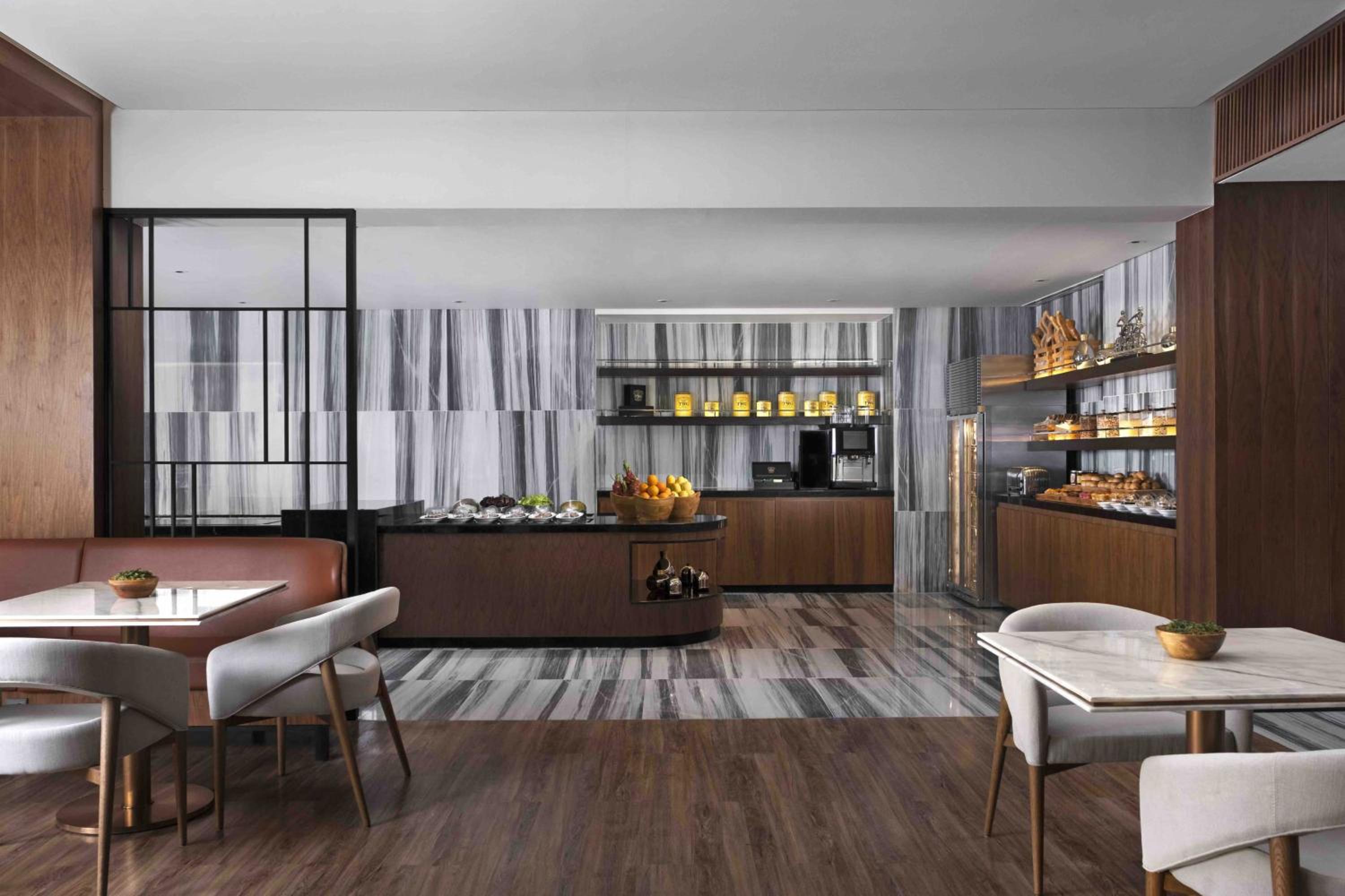 Club level, Guest room, 1 King, City view - Photo 4