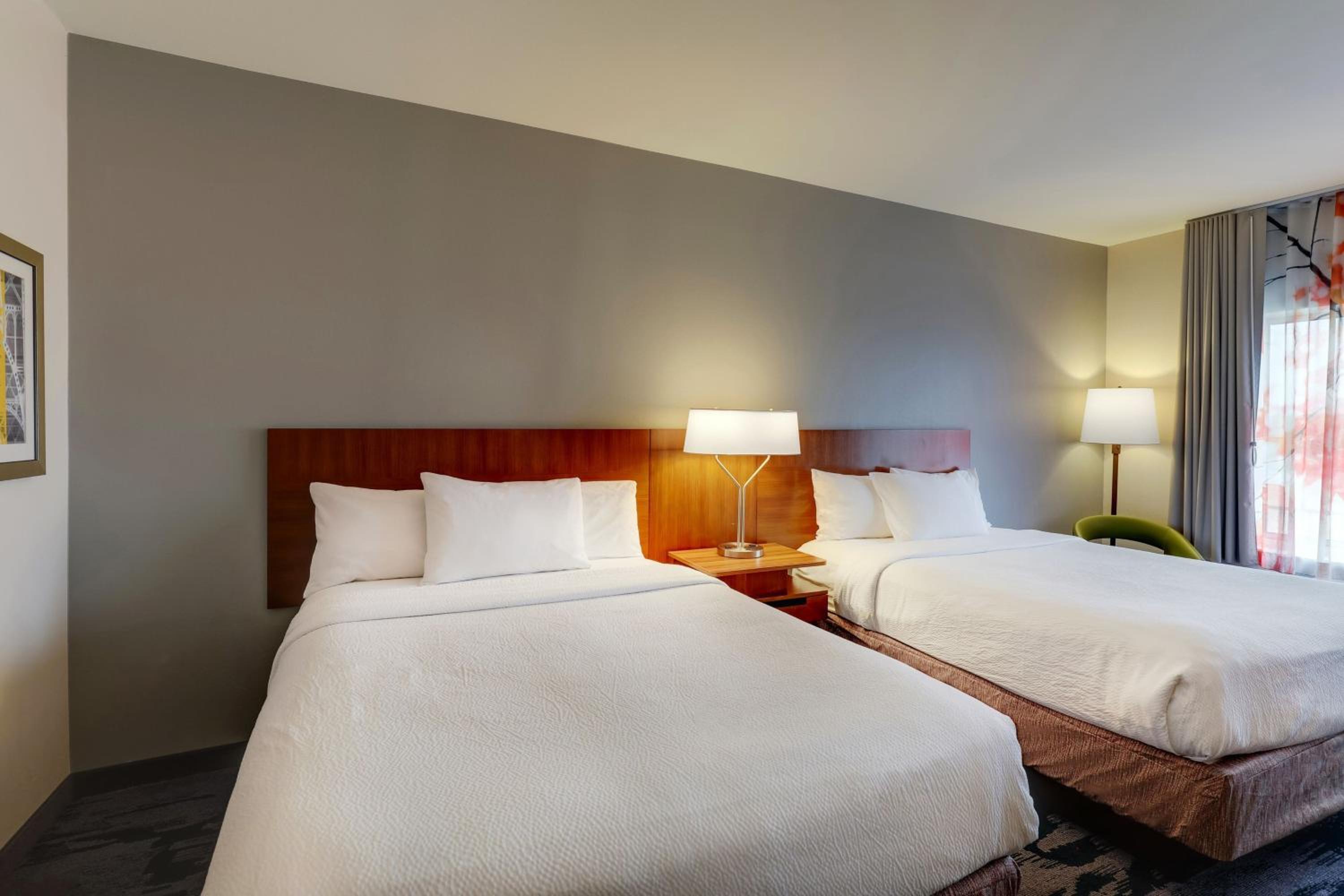 Queen Room with Two Queen Beds - Photo 2