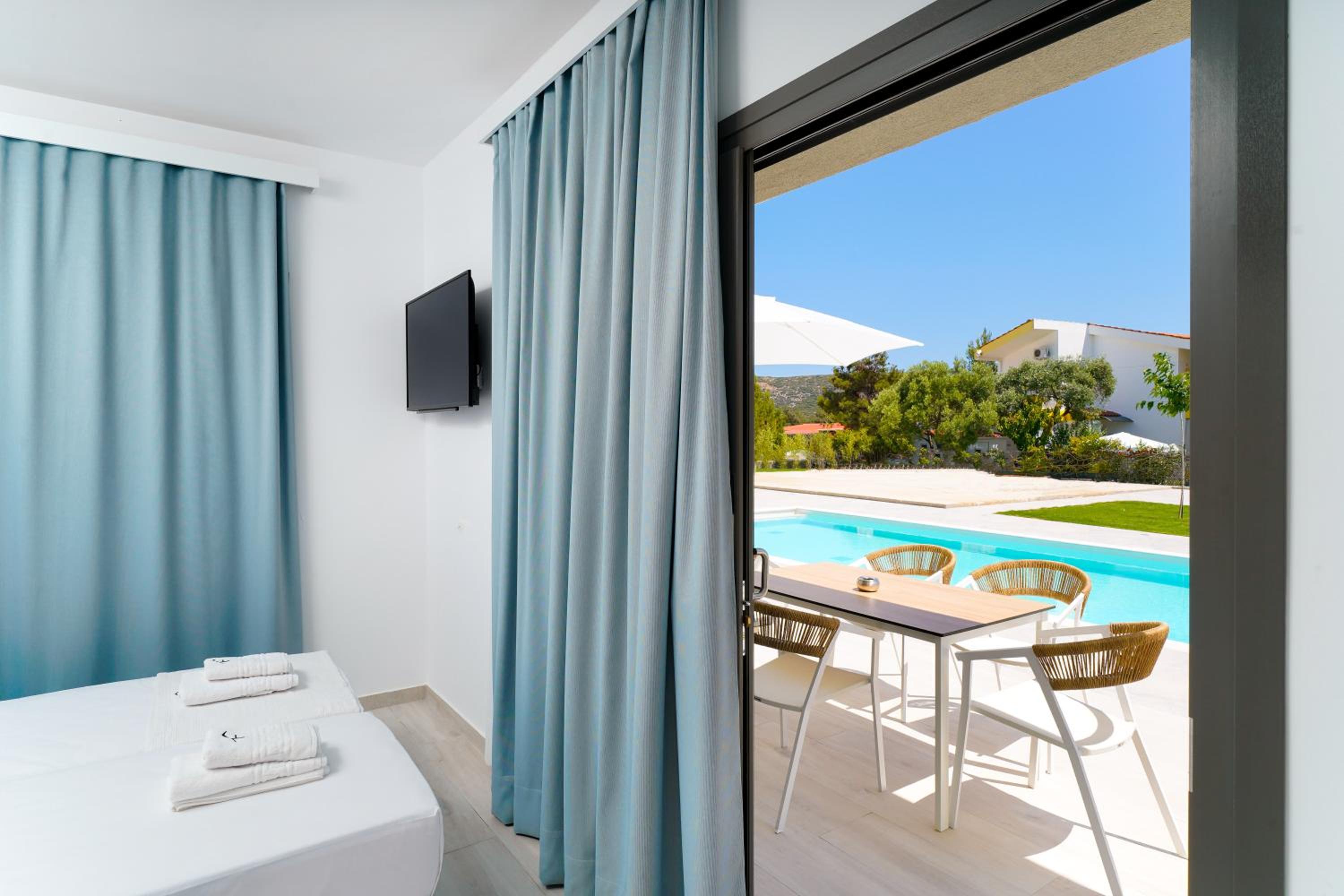 Apartment with Pool View  photo 2